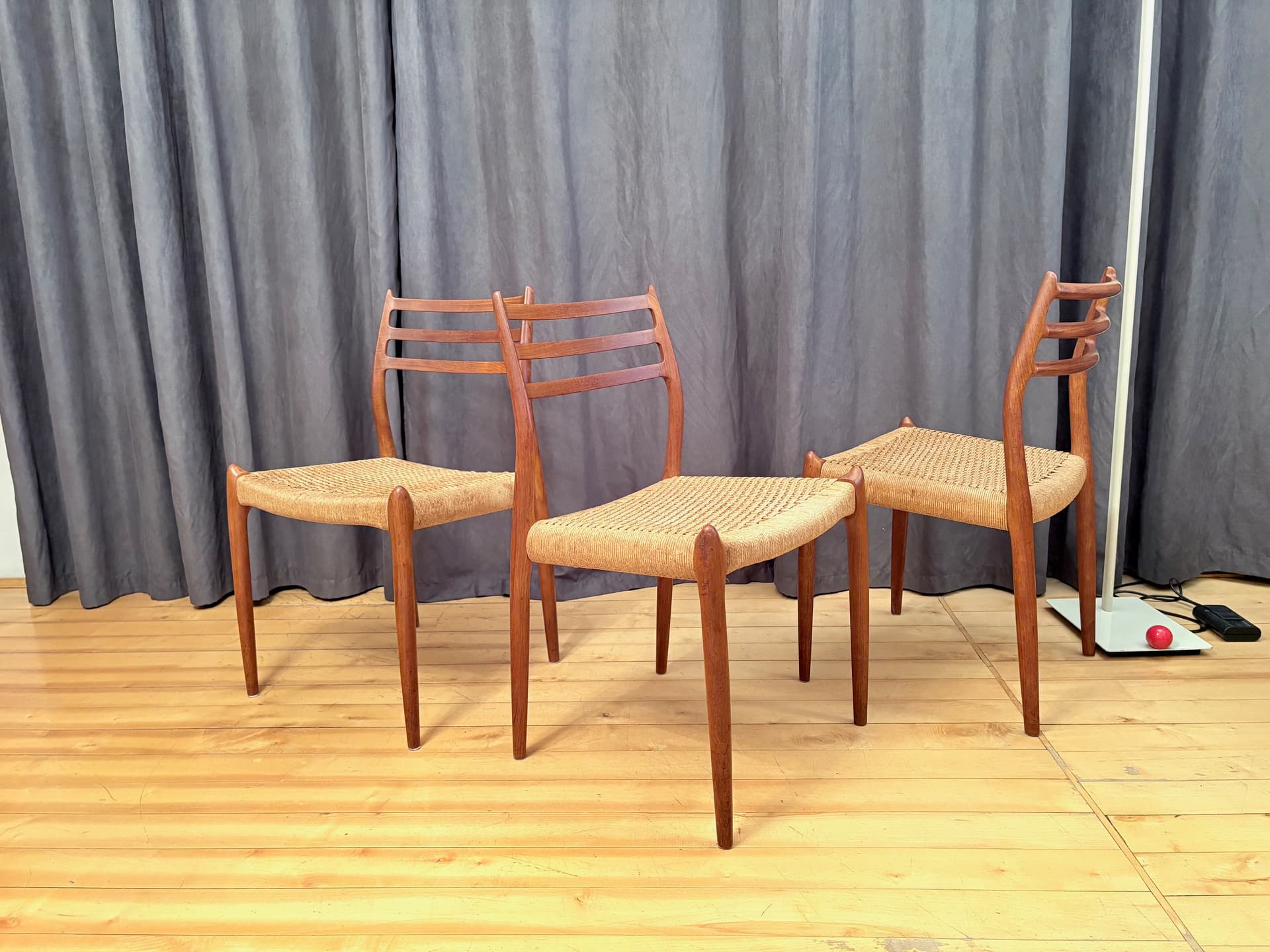 Zestaw trzech krzeseł model 78, drewno teakowe jasnobrązowe, proj. N. O. Møller, J.L. Møllers Møbelfabrik, Dania, lata 60. - 210810