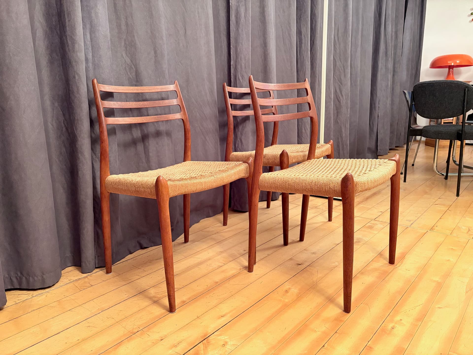 Zestaw trzech krzeseł model 78, drewno teakowe jasnobrązowe, proj. N. O. Møller, J.L. Møllers Møbelfabrik, Dania, lata 60. - 210804