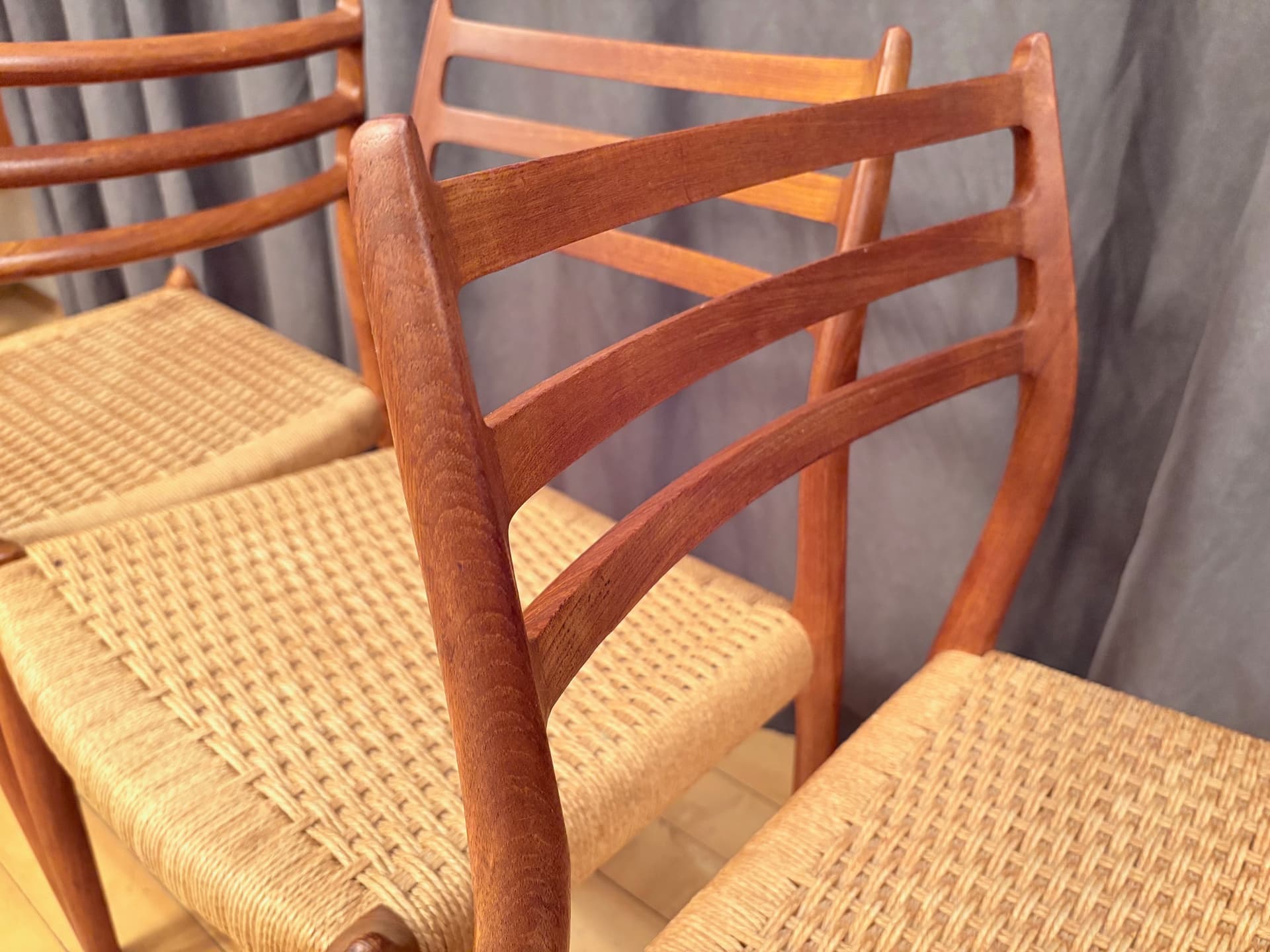 Zestaw trzech krzeseł model 78, drewno teakowe jasnobrązowe, proj. N. O. Møller, J.L. Møllers Møbelfabrik, Dania, lata 60. - 210811