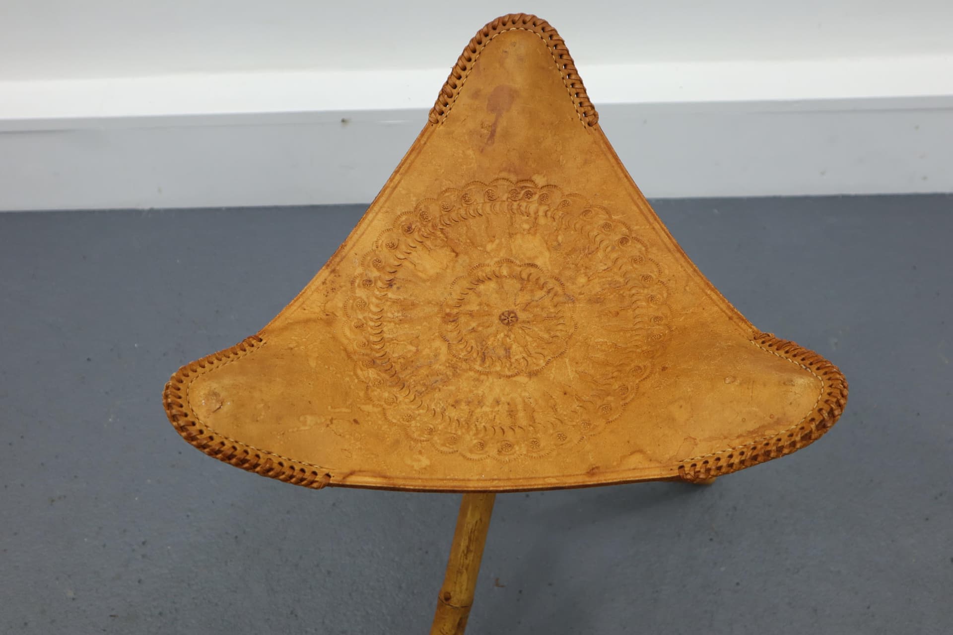 Para stołków safari, skóra naturalna brązowa, rattan brązowy, Polska, lata 70. - 15375