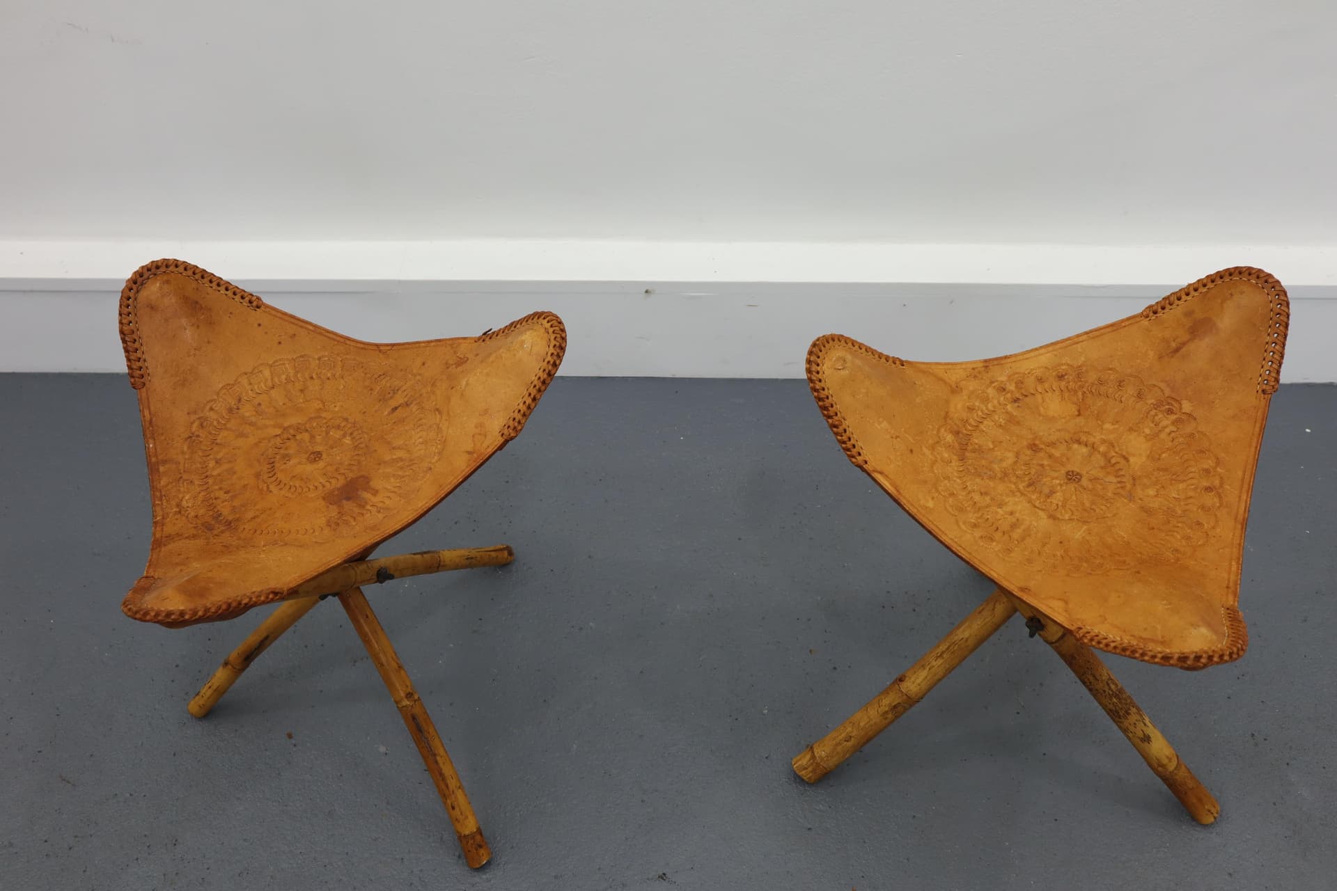 Para stołków safari, skóra naturalna brązowa, rattan brązowy, Polska, lata 70. - 15377