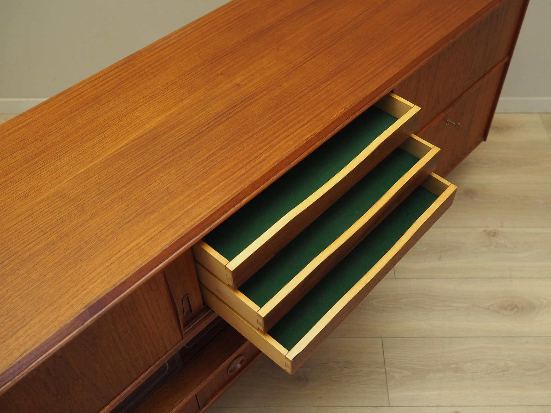 Sideboard, teak pomarańczowy, Dania, lata 70. - 15550