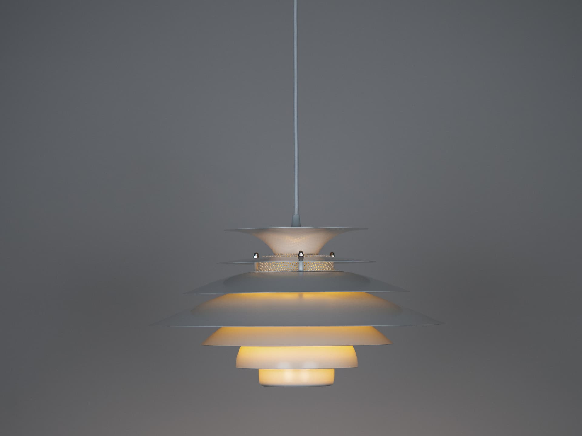 Lampa wisząca Sofie, biały, aluminium, proj. K. Wiborg, Jeka, Dania, lata 80. - 213340