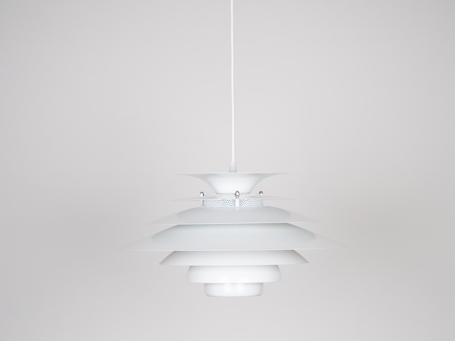 Lampa wisząca Sofie, biały, aluminium, proj. K. Wiborg, Jeka, Dania, lata 80. - 213336