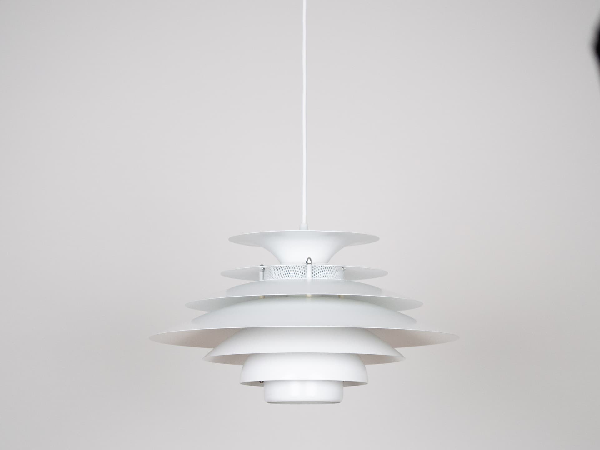 Lampa wisząca Sofie, biały, aluminium, proj. K. Wiborg, Jeka, Dania, lata 80. - 213337
