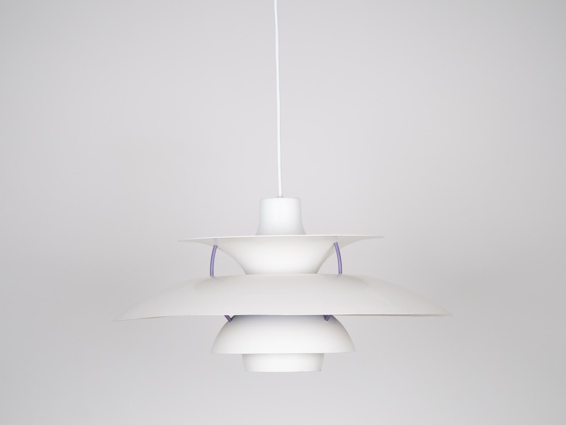 Lampa wisząca PH 5, metal biały, proj. P. Henningsen, Louis Poulsen, Dania, lata 80. - 213589