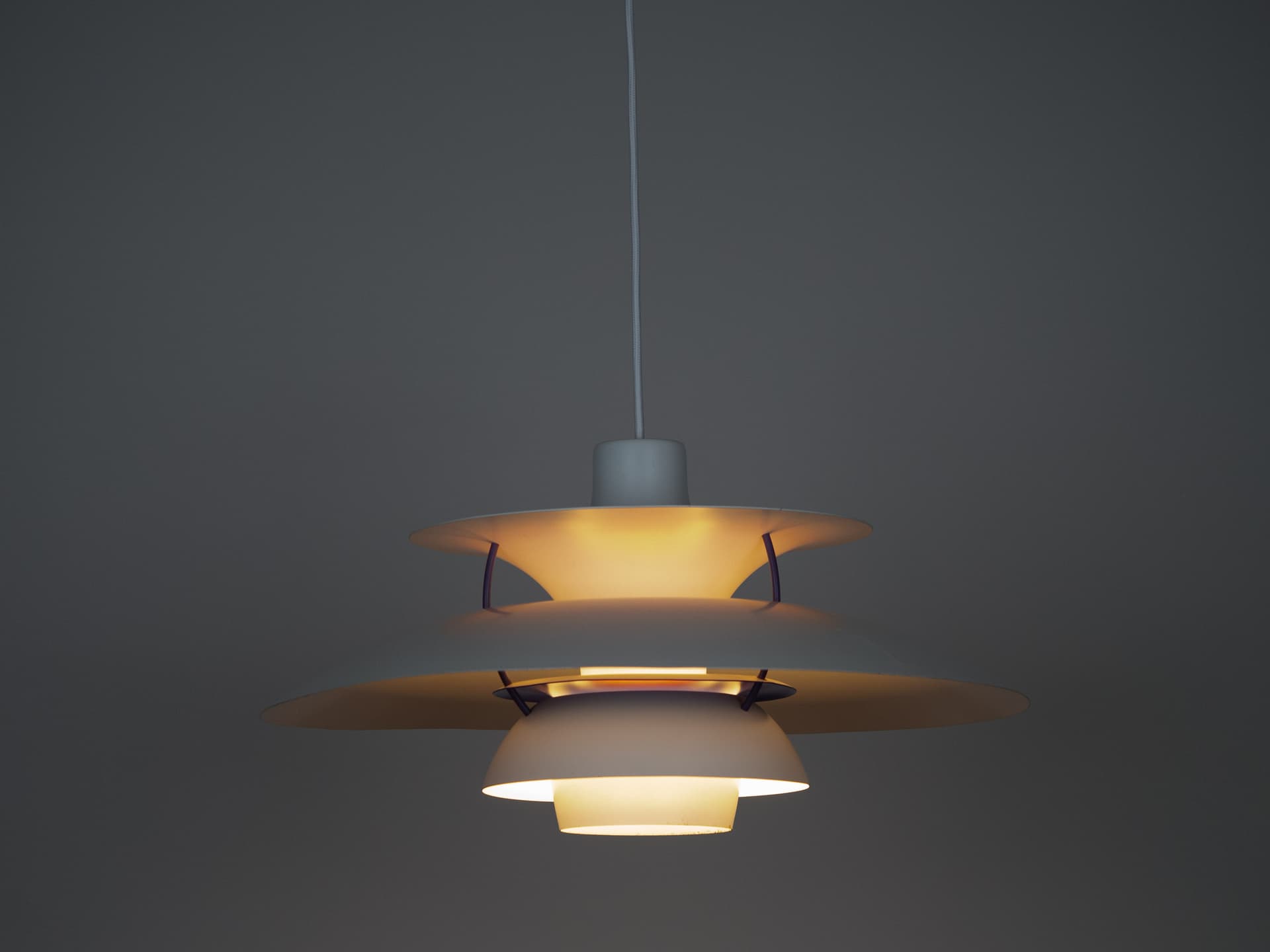 Lampa wisząca PH 5, metal biały, proj. P. Henningsen, Louis Poulsen, Dania, lata 80. - 213588