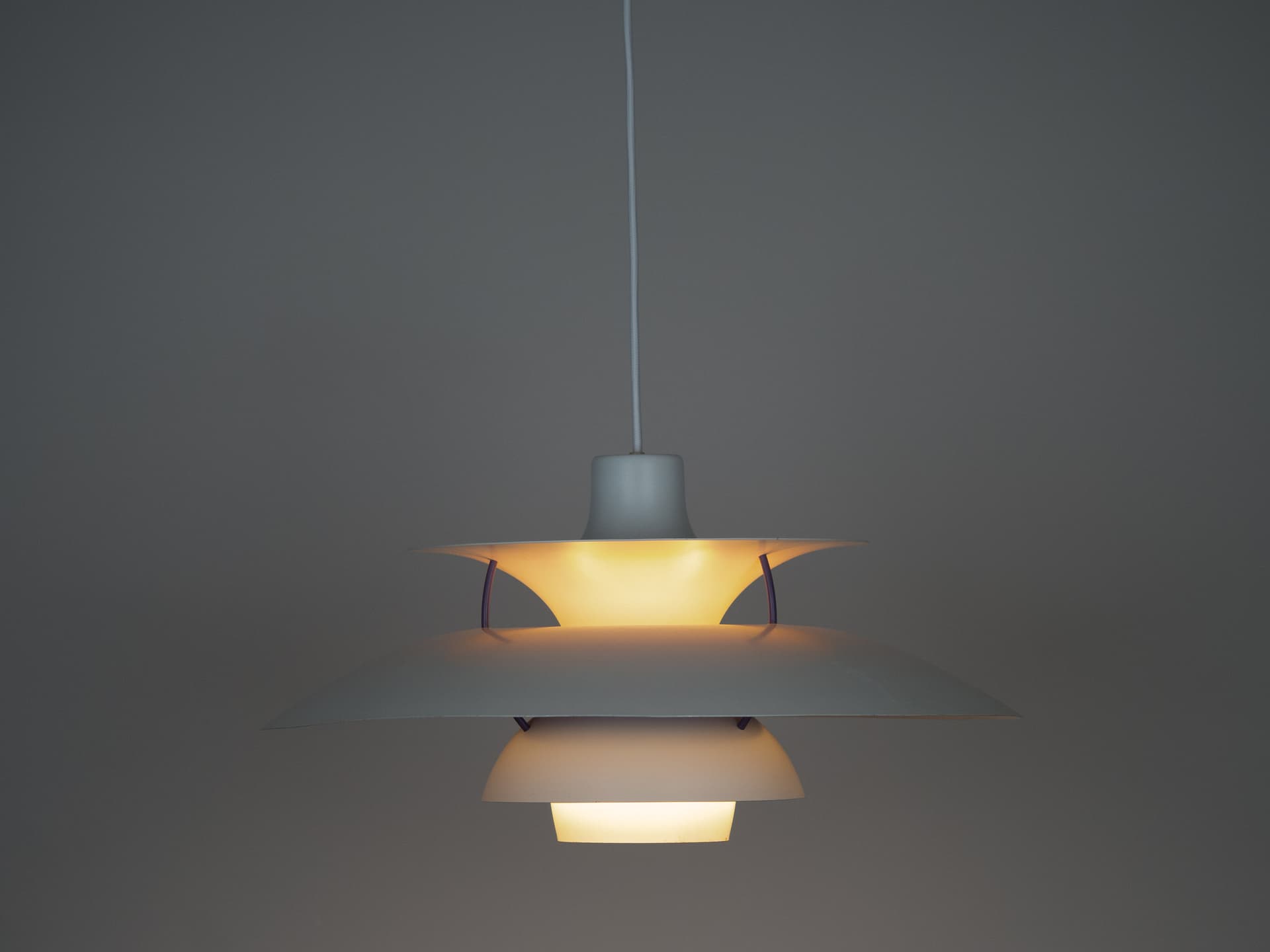 Lampa wisząca PH 5, metal biały, proj. P. Henningsen, Louis Poulsen, Dania, lata 80. - 213590