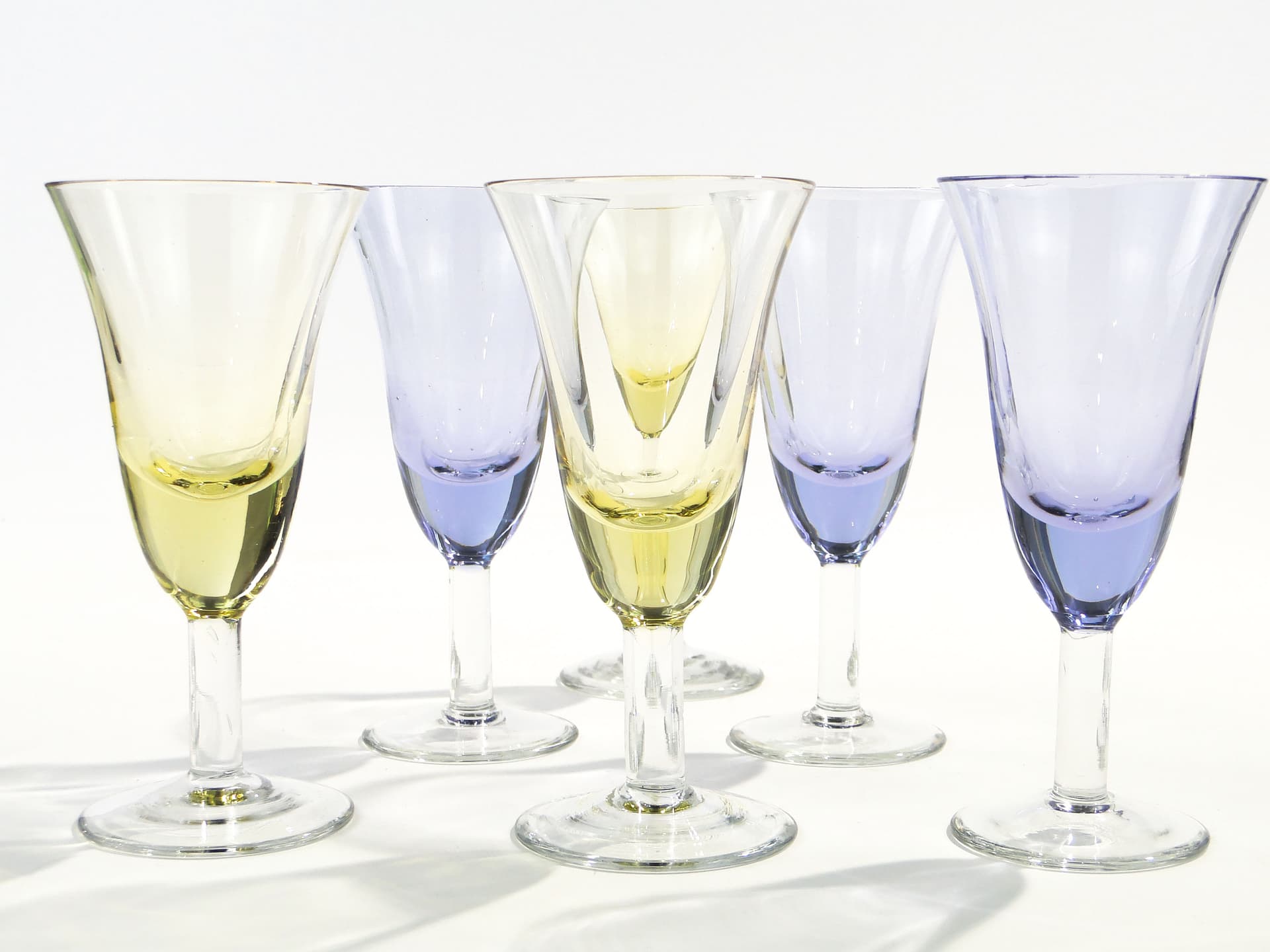 Komplet kieliszków do wódki, wielokolorowe szkło, Czechosłowacja, lata 50. - 1576