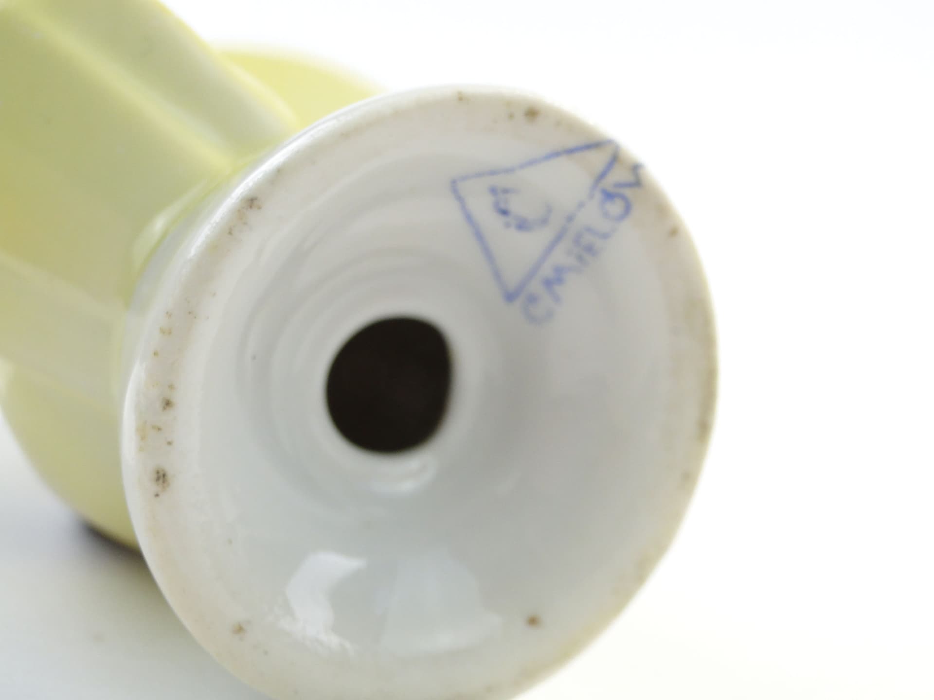 Salt shaker Art Deco, yellow porcelain, Ćmielów, Poland, 1930s. - 1582