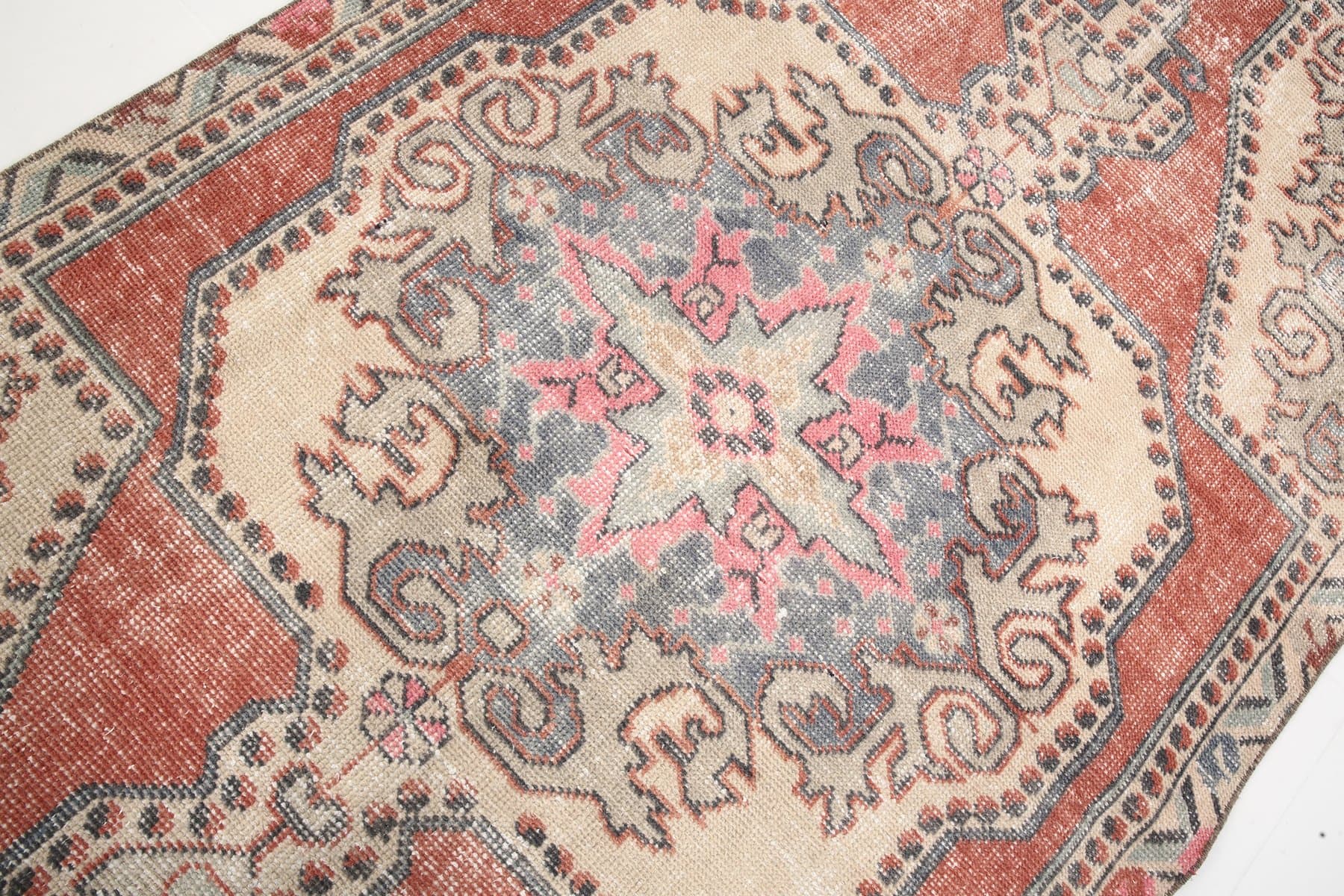 Dywan 220x126 cm, kremowy, różowy, wełna, lata 70. - 217204