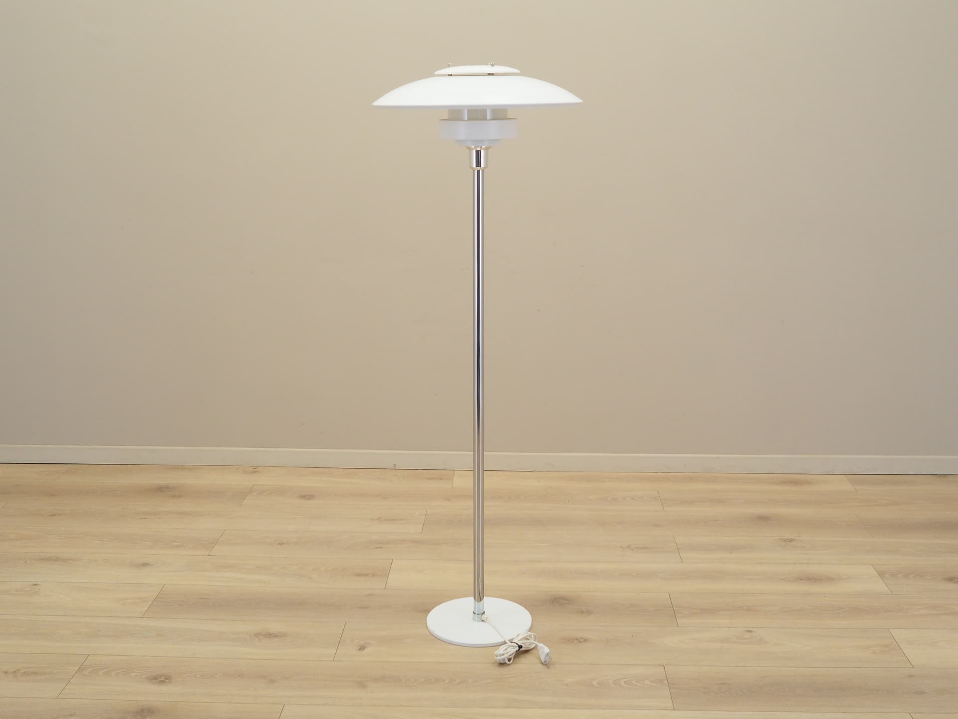 Lampa podłogowa, metal biały, proj. S. Henningsen, Lyskaer, Dania, lata 70. - 77140