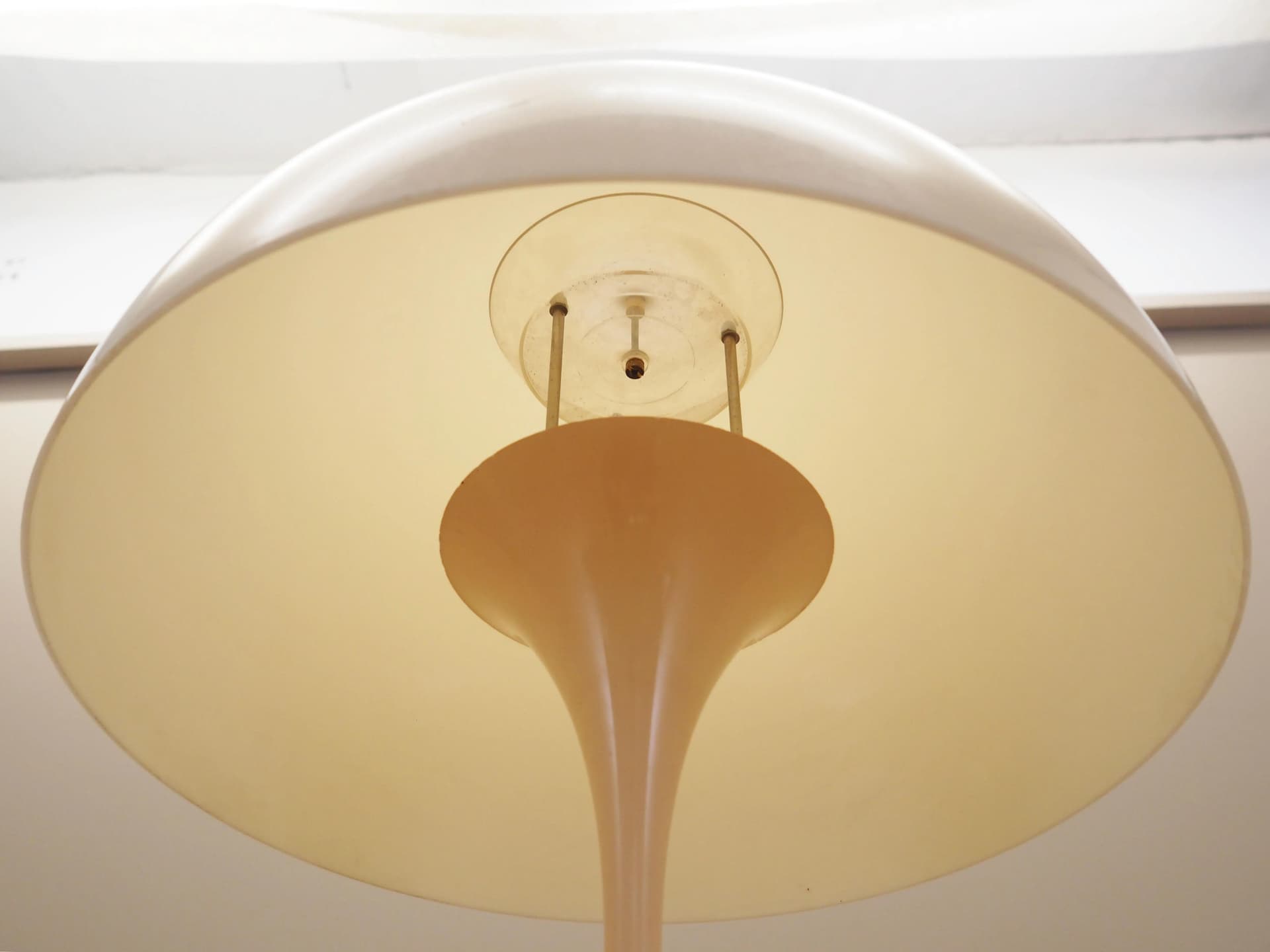 Lampa podłogowa Panthella, ivory white, metal tworzywo sztuczne, proj. V. Panton, Louis Poulsen, Dania, lata 70. - 15916