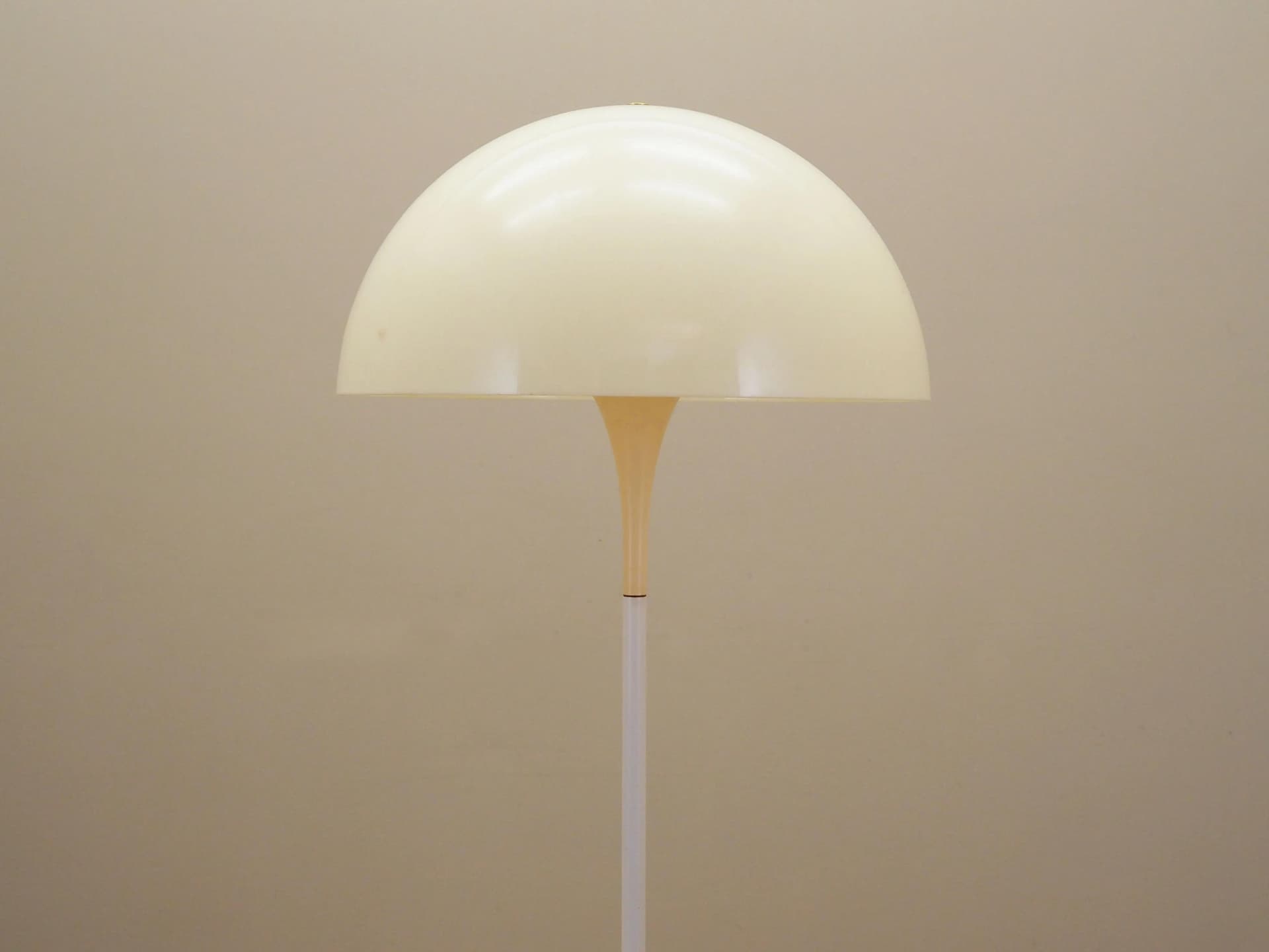 Lampa podłogowa Panthella, ivory white, metal tworzywo sztuczne, proj. V. Panton, Louis Poulsen, Dania, lata 70. - 15911