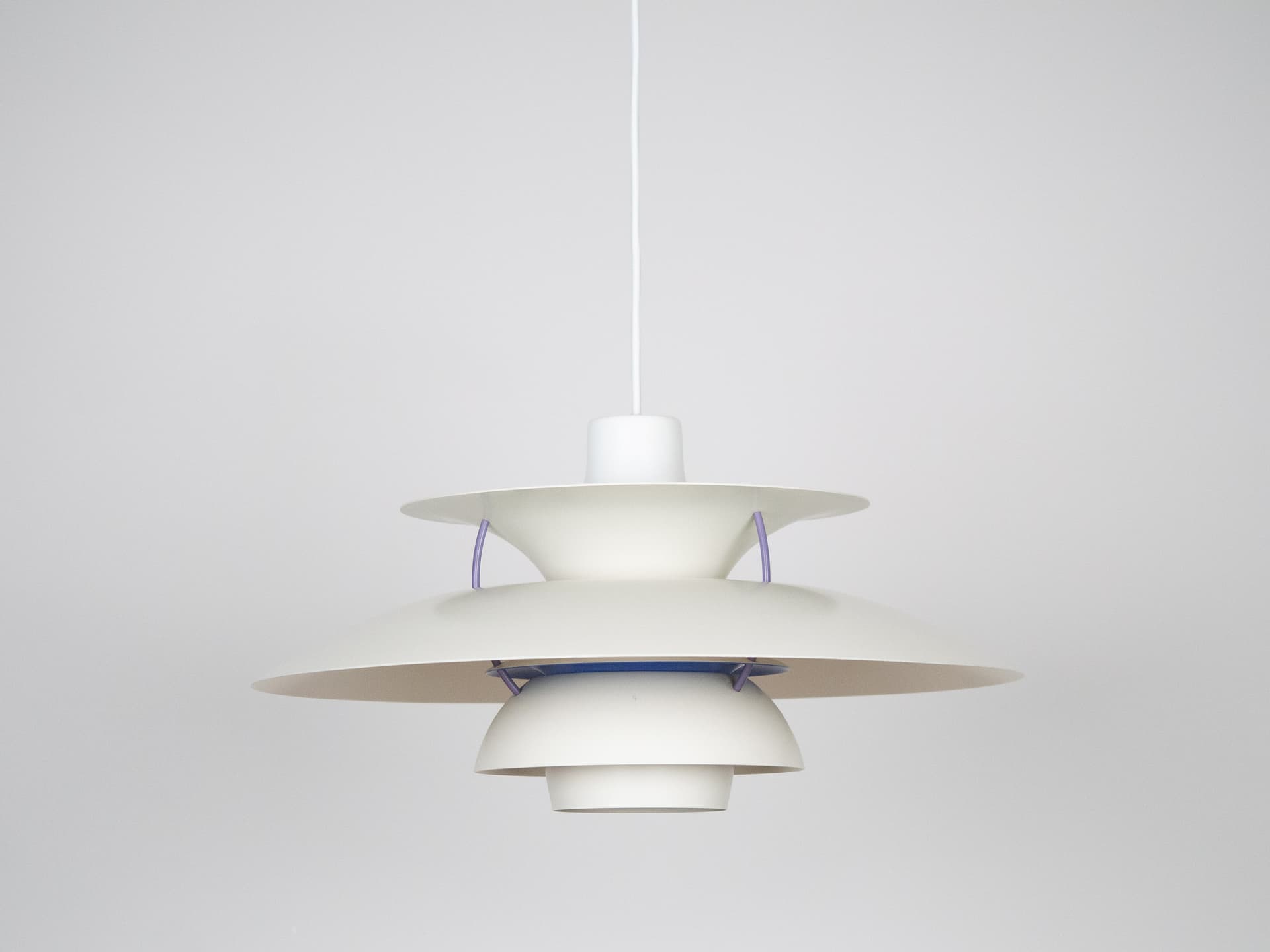 Lampa wisząca PH 5, metal biały, proj. P. Henningsen, Louis Poulsen, Dania, lata 80. - 220727