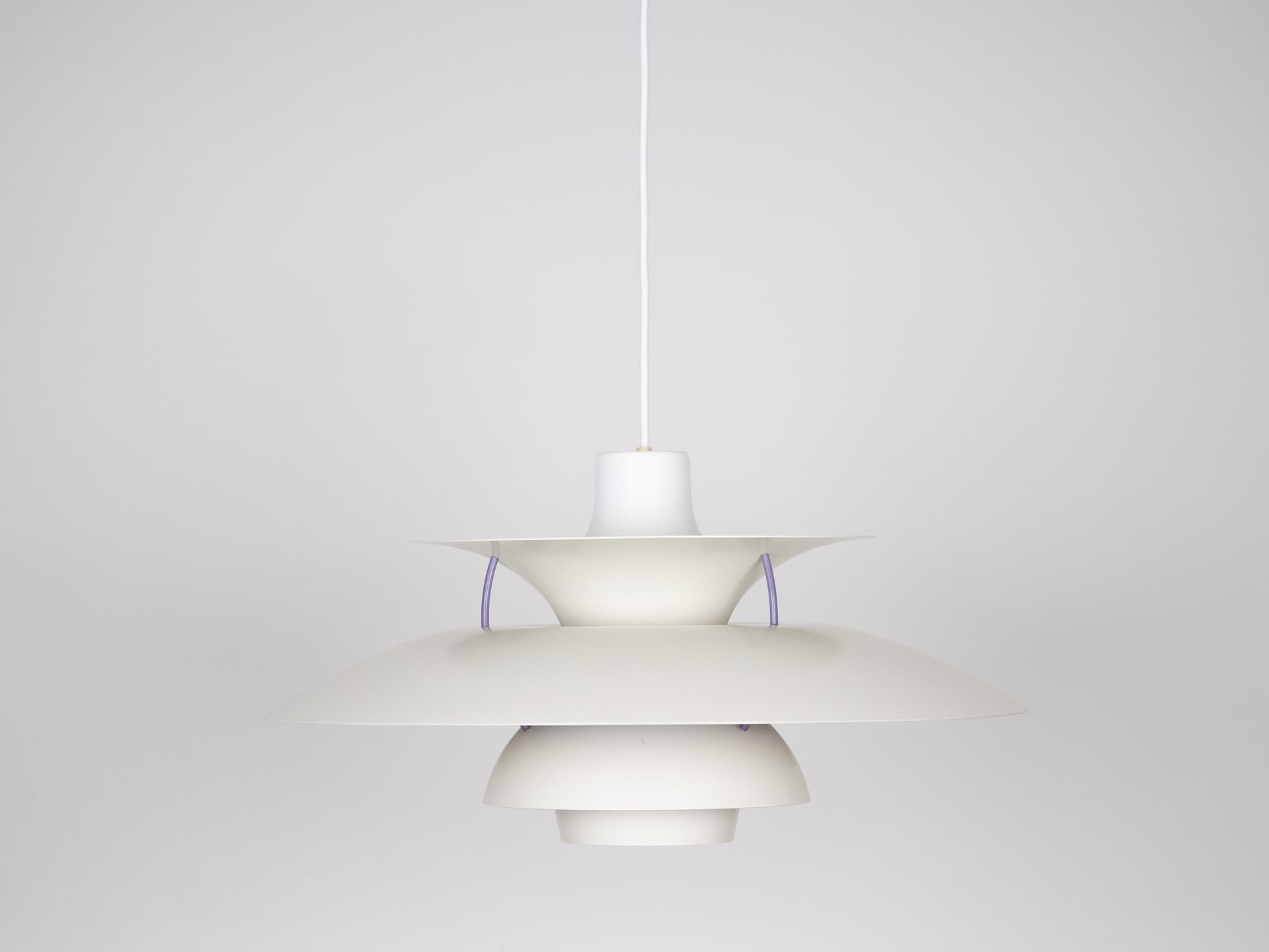 Lampa wisząca PH 5, metal biały, proj. P. Henningsen, Louis Poulsen, Dania, lata 80. - 220725