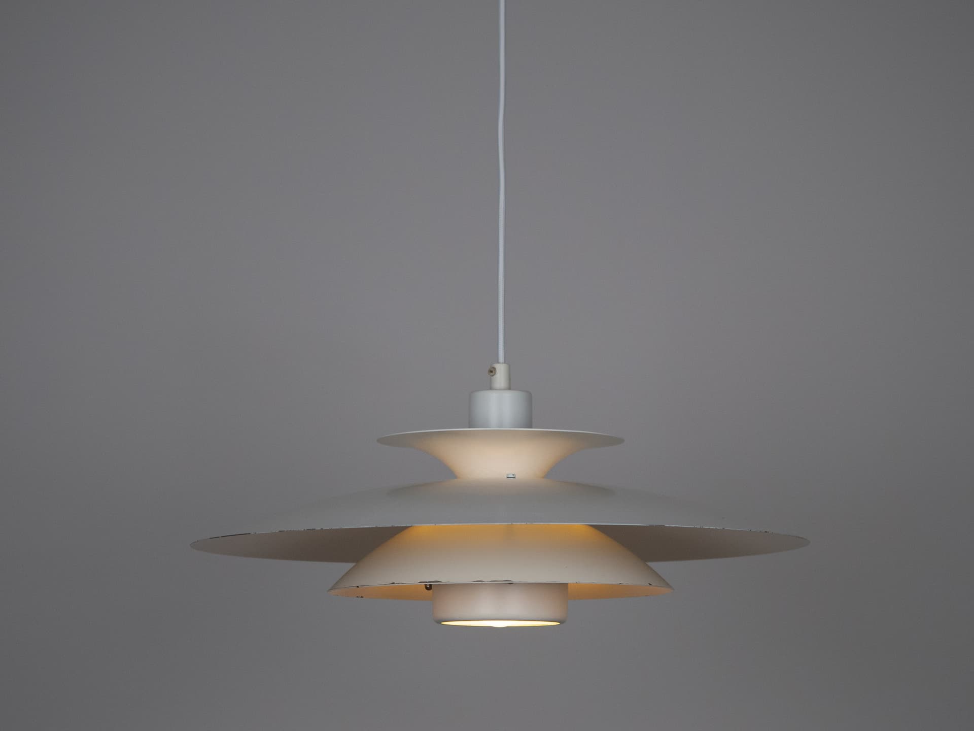 Lampa wisząca Verona, aluminium biały, proj. K. Wiborg, Jeka, Dania, lata 80. - 220747