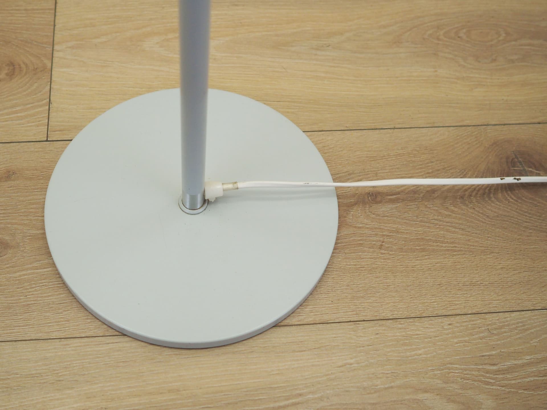 Lampa podłogowa, metal biały, proj. S. Frandsen, Dania, lata 70. - 77129