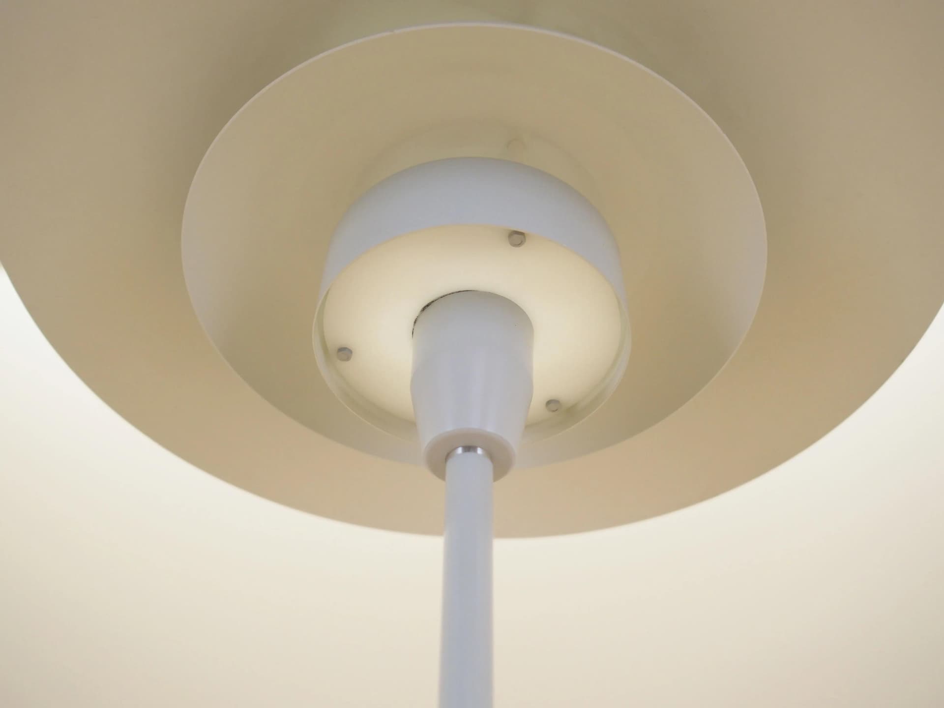 Lampa podłogowa, metal biały, proj. S. Frandsen, Dania, lata 70. - 16043