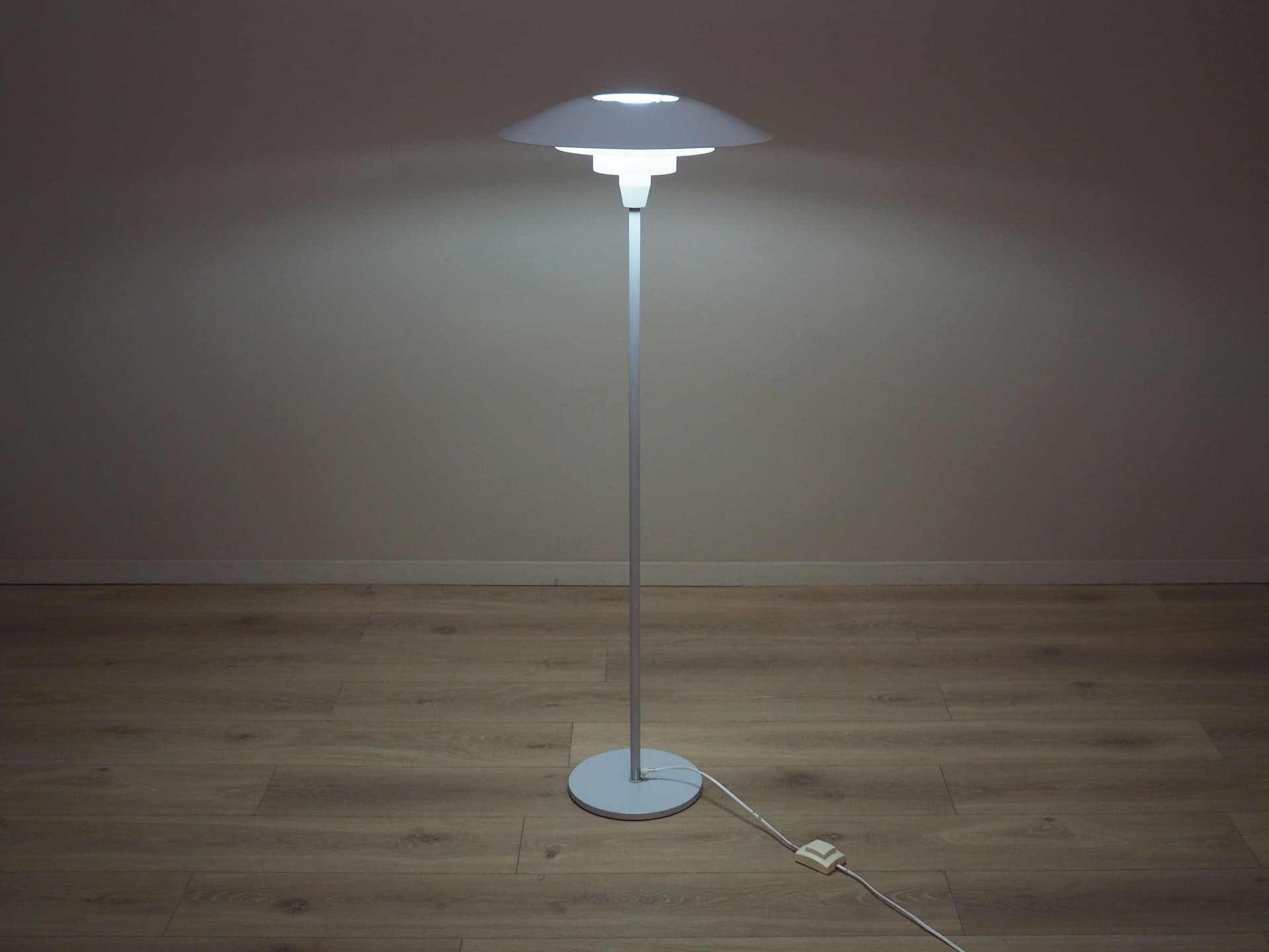 Lampa podłogowa, metal biały, proj. S. Frandsen, Dania, lata 70. - 77127