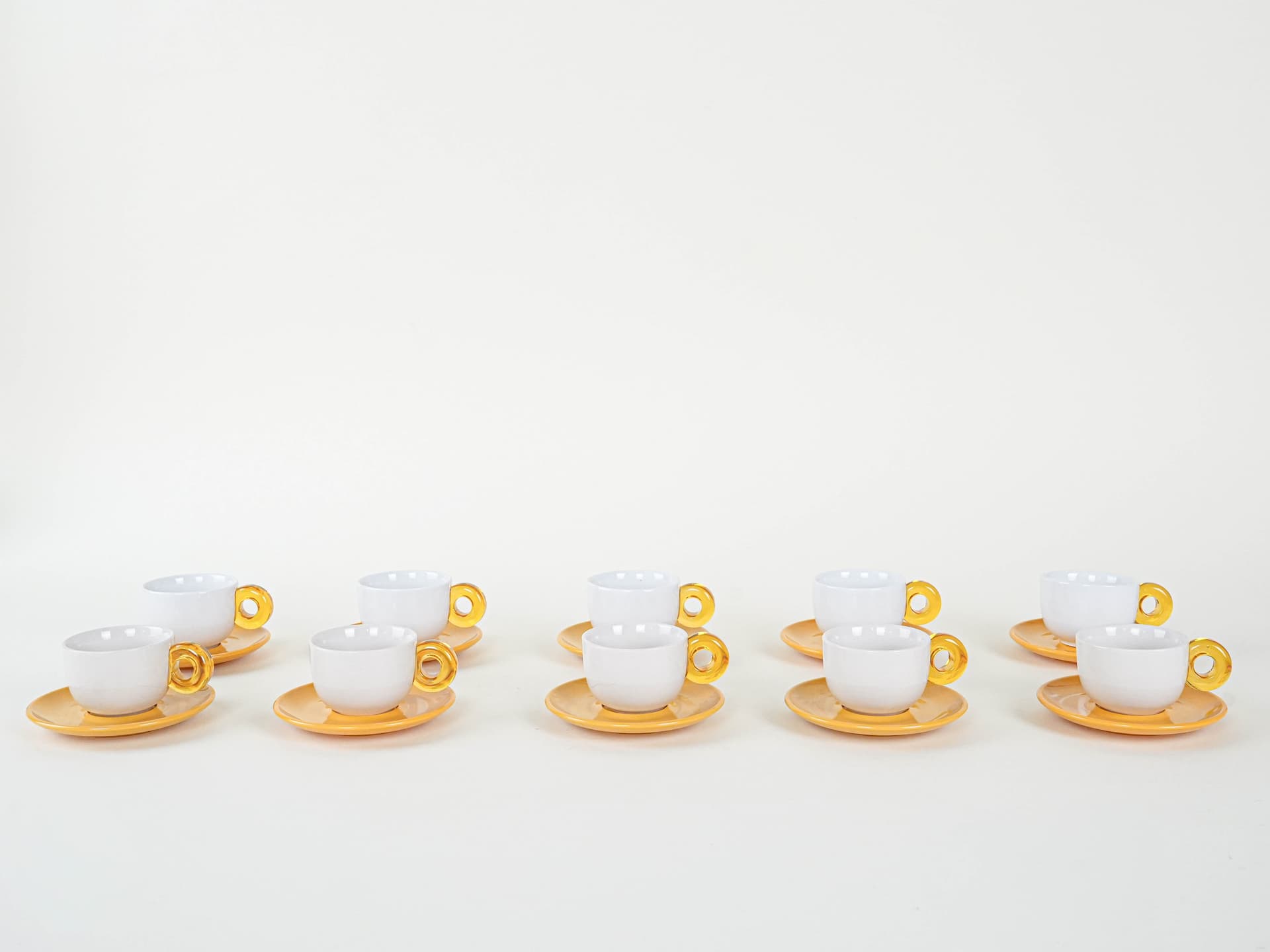 Komplet filiżanek z talerzykami, biel porcelit, plastik pomarańczowy transparentny, Włochy, lata 70. - 222882