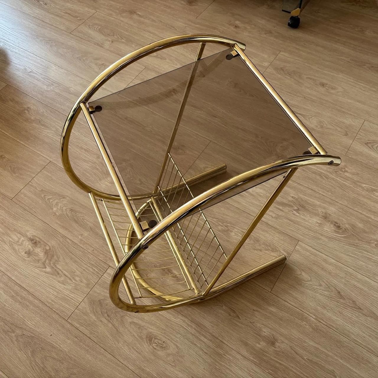 Stolik z gazetnikiem, złoty, metal, szkło przydymione, Niemcy, lata 80. - 16199