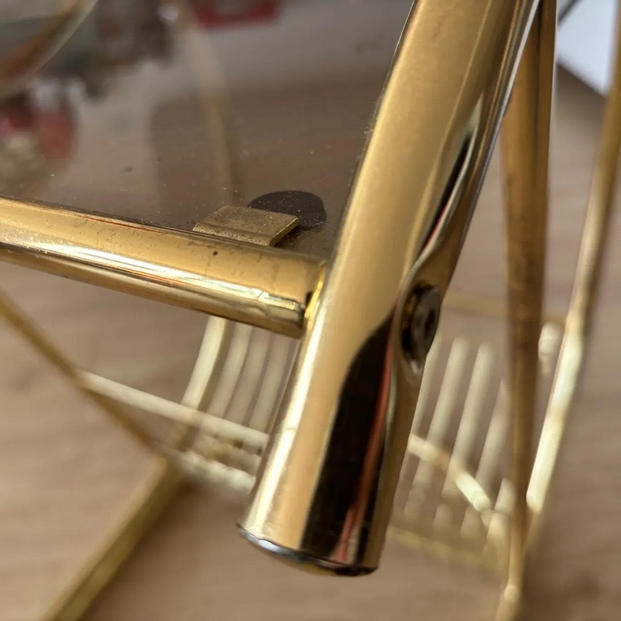 Stolik z gazetnikiem, złoty, metal, szkło przydymione, Niemcy, lata 80. - 16207