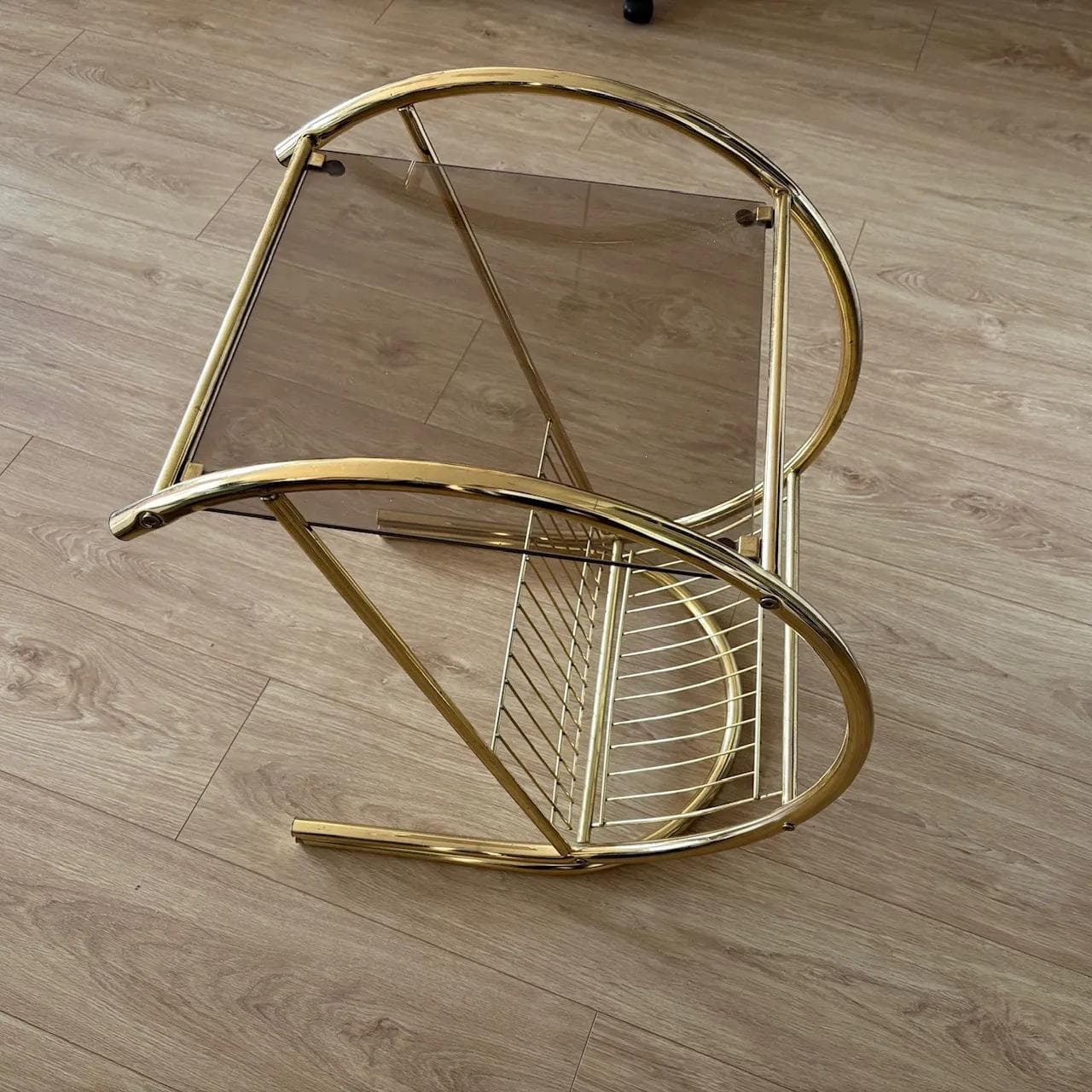 Stolik z gazetnikiem, złoty, metal, szkło przydymione, Niemcy, lata 80. - 16201