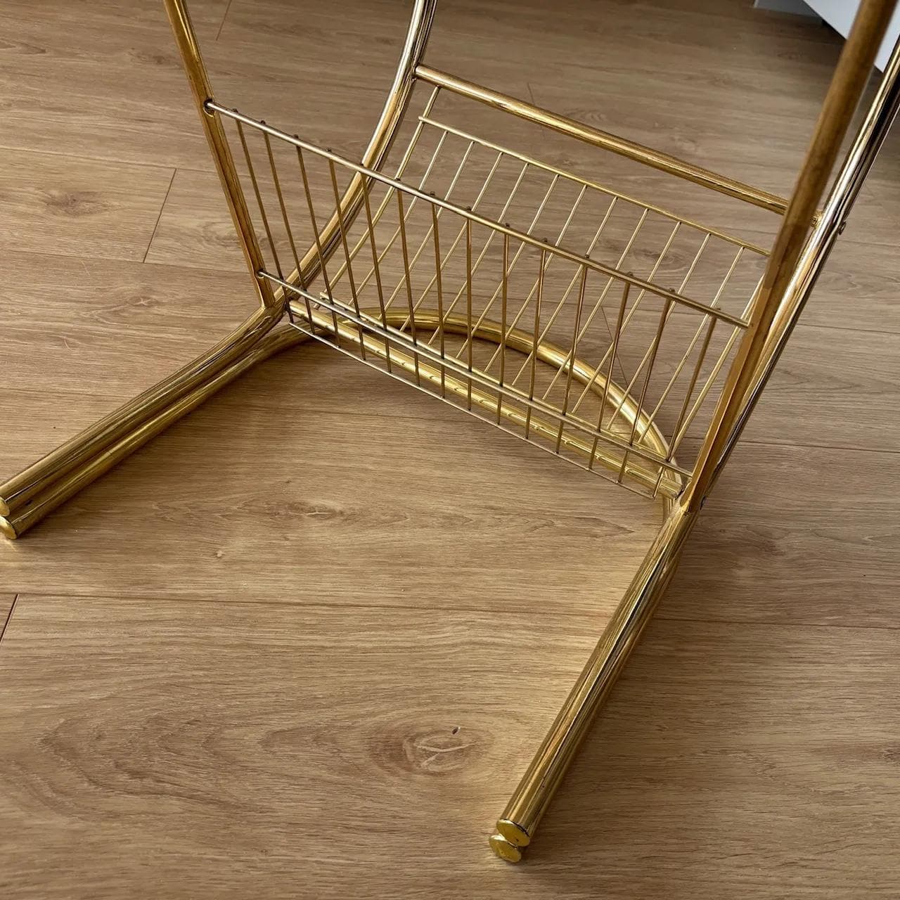 Stolik z gazetnikiem, złoty, metal, szkło przydymione, Niemcy, lata 80. - 16204