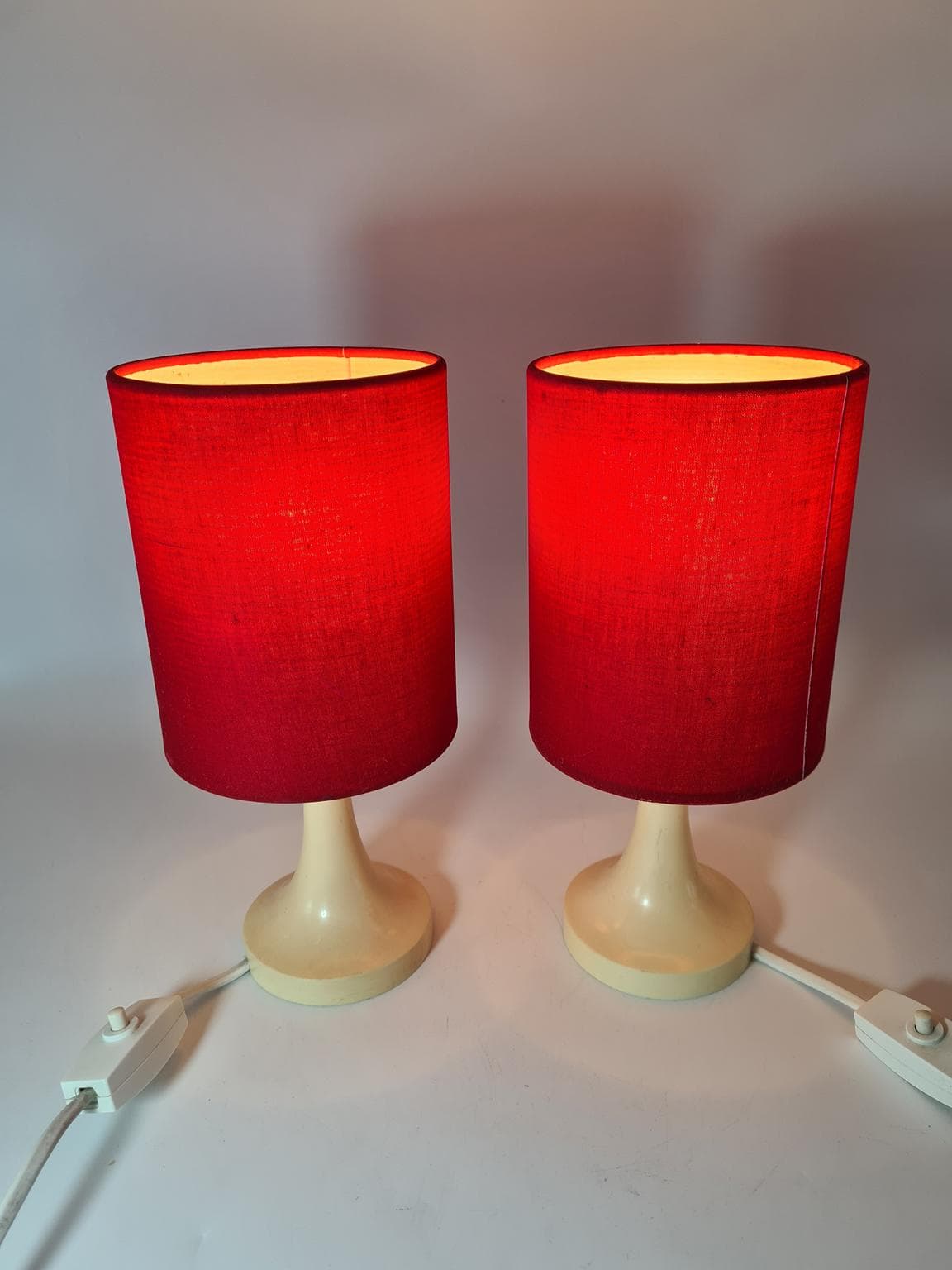para lamp stołowych Mid-Century Modern, plastik kremowy, tkanina czerwona, Europa, lata 60. - 223252