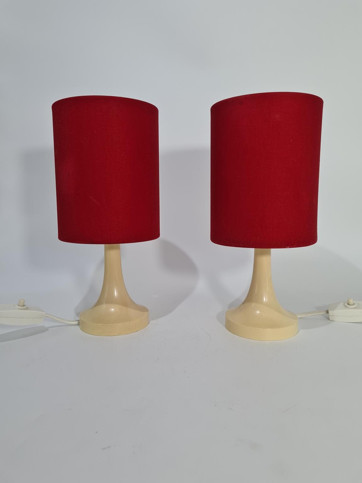 para lamp stołowych Mid-Century Modern, plastik kremowy, tkanina czerwona, Europa, lata 60. - 223249