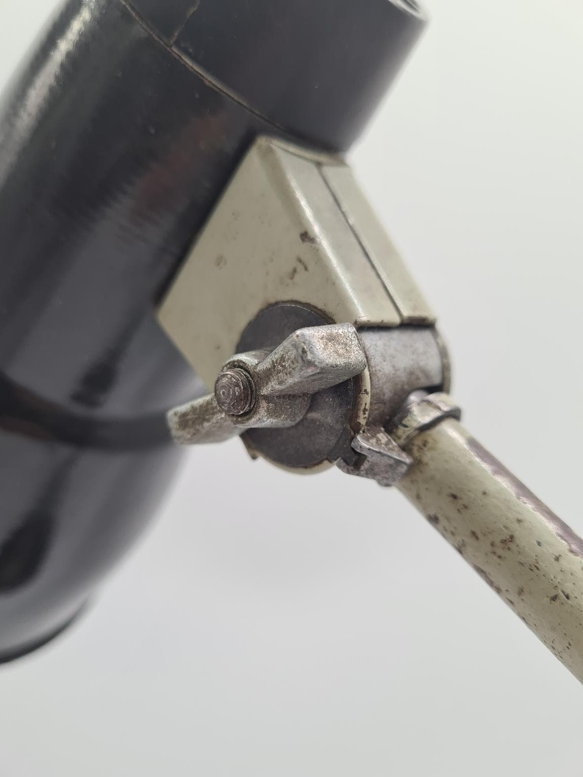 Lampa biurkowa industrialna, beżowy metal, Europa, lata 60. - 223290