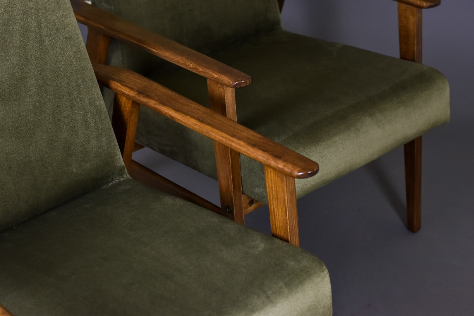 Para foteli Śnieżka, welur oliwkowy, buk brązowy, Polska, lata 70. - 224028