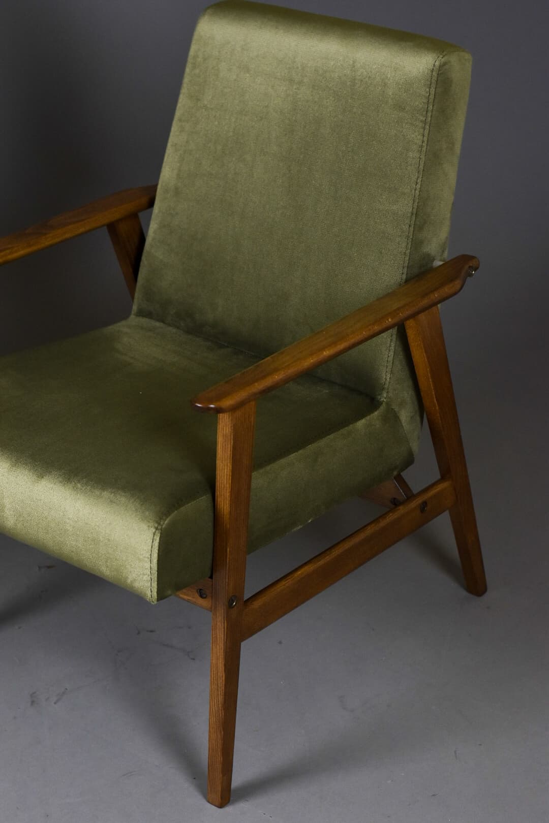 Para foteli Śnieżka, welur oliwkowy, buk brązowy, Polska, lata 70. - 224030