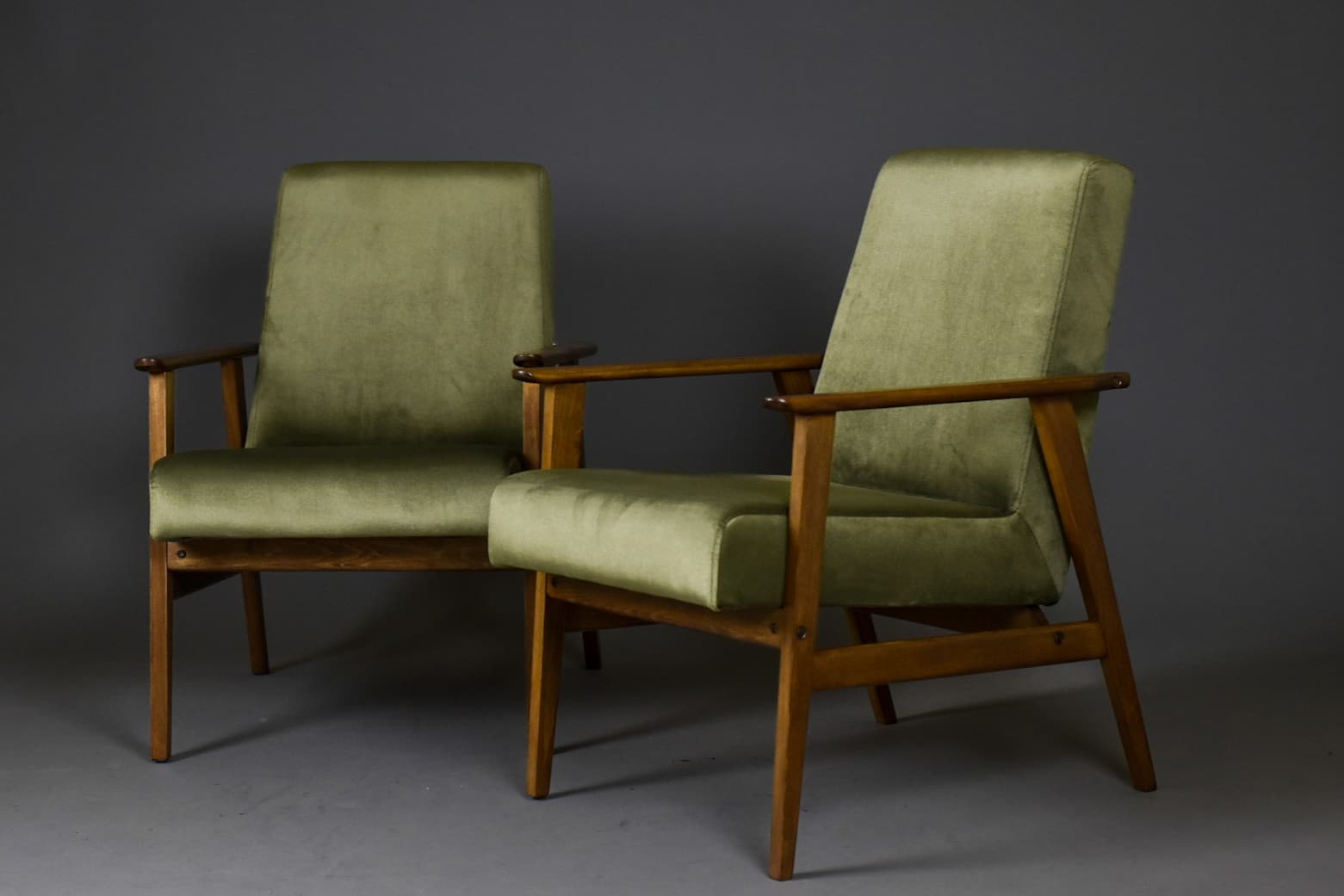 Para foteli Śnieżka, welur oliwkowy, buk brązowy, Polska, lata 70. - 224021