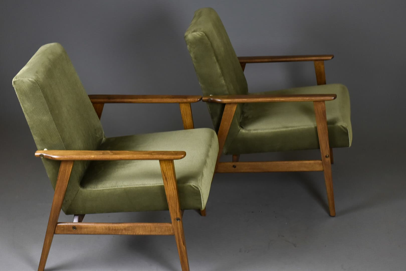 Para foteli Śnieżka, welur oliwkowy, buk brązowy, Polska, lata 70. - 224026