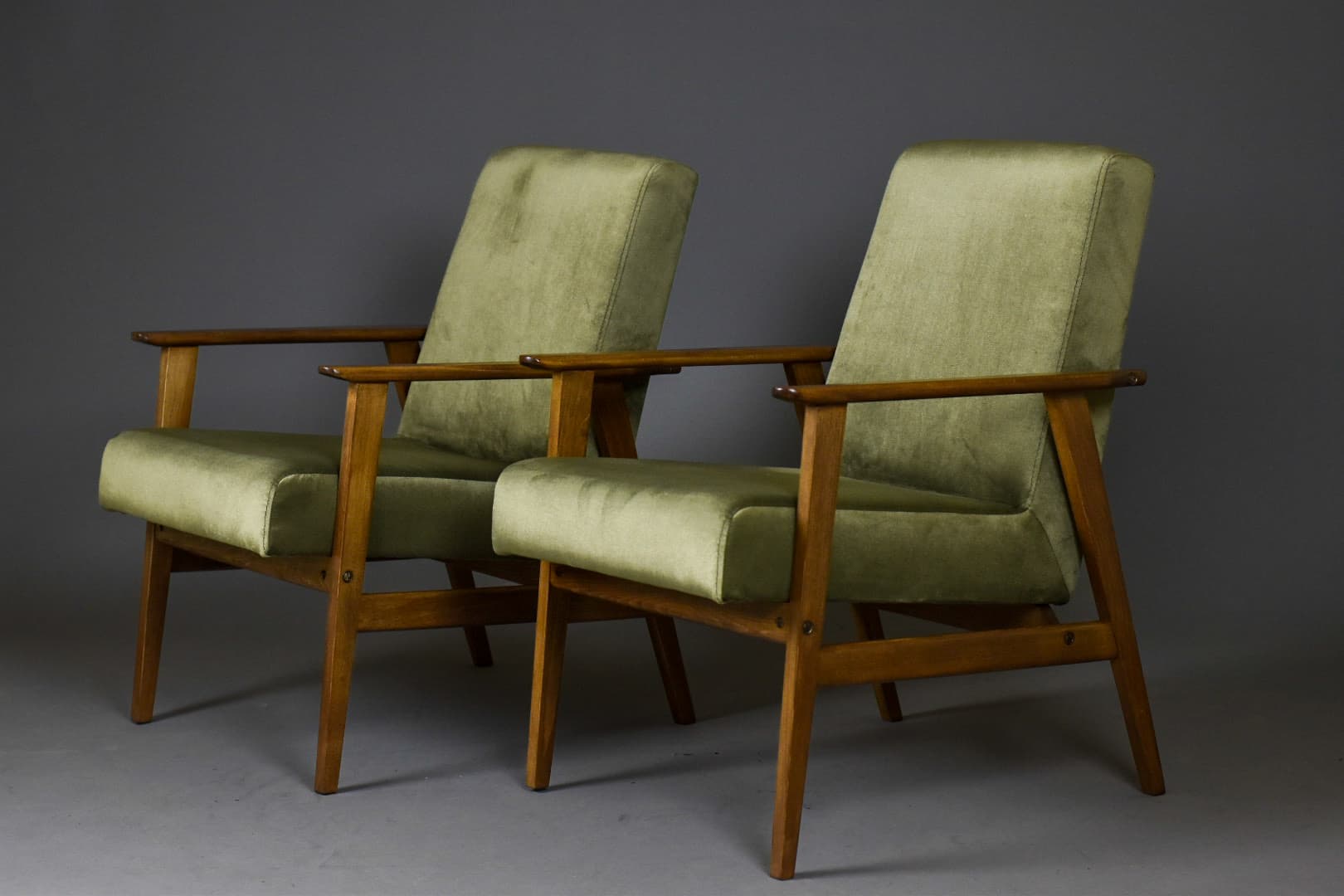 Para foteli Śnieżka, welur oliwkowy, buk brązowy, Polska, lata 70. - 224029