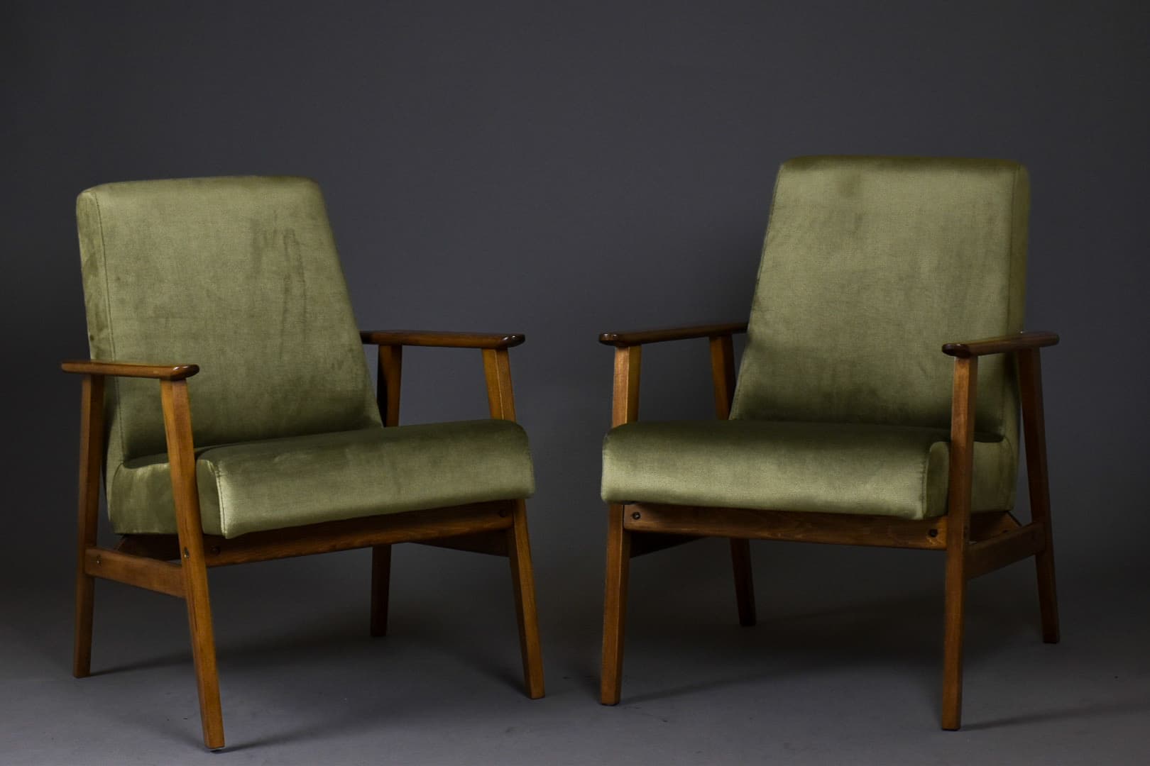 Para foteli Śnieżka, welur oliwkowy, buk brązowy, Polska, lata 70. - 224019