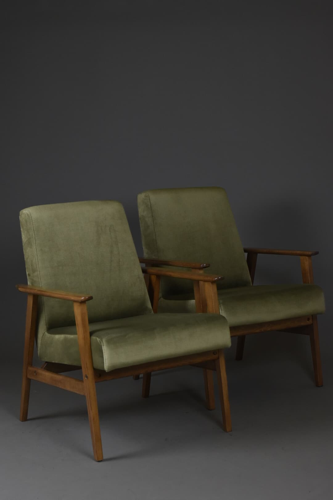 Para foteli Śnieżka, welur oliwkowy, buk brązowy, Polska, lata 70. - 224022