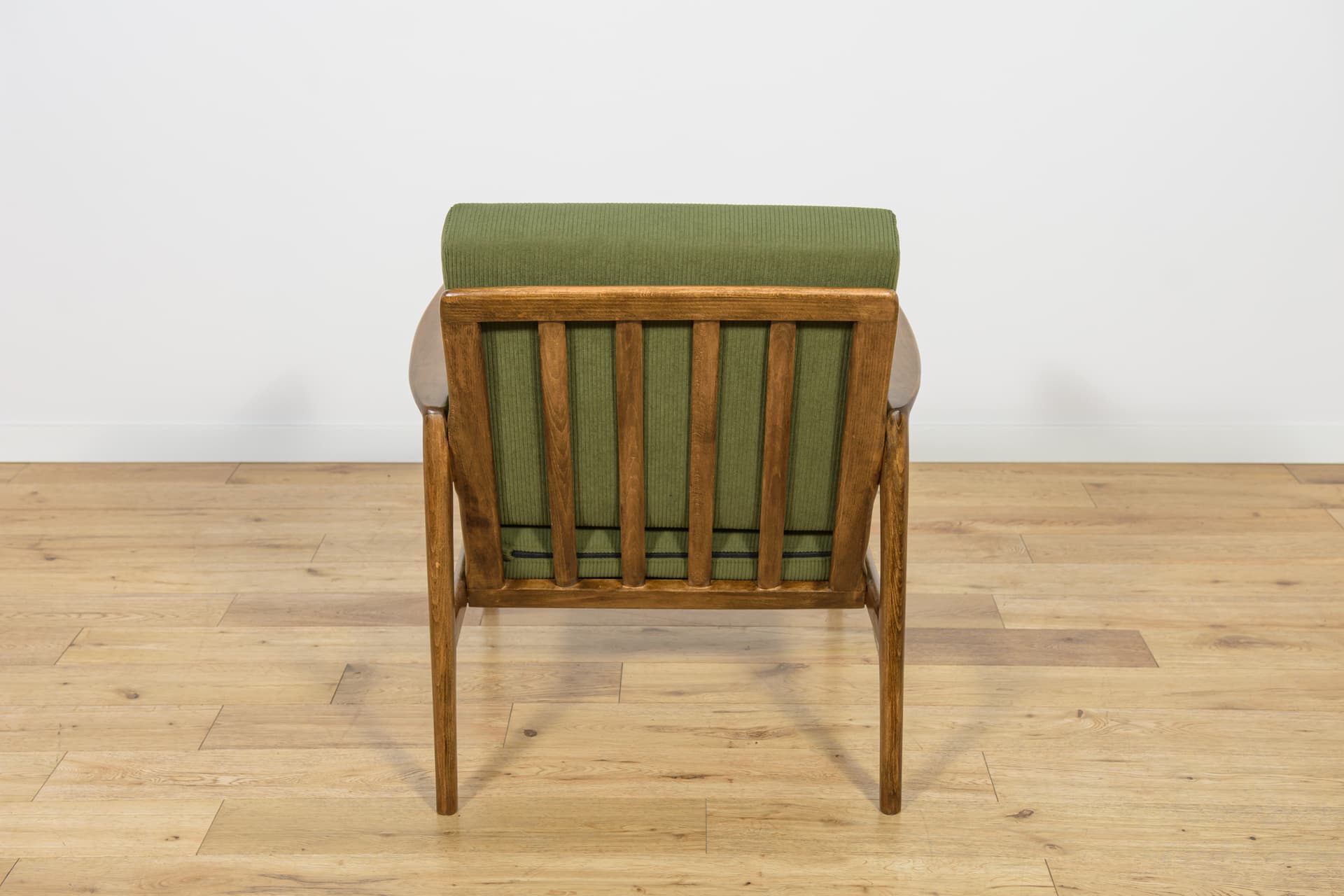 Para foteli 300-139, oliwkowozielona tkanina, buk orzech, Swarzędzka Fabryka Mebli, Polska, lata 60. - 224290