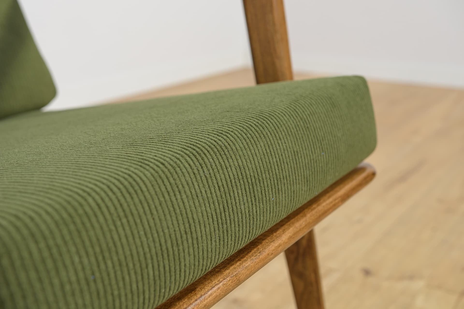 Fotel 300-139, oliwkowy, buk, Swarzędzka Fabryka Mebli, Polska, lata 60. - 224306