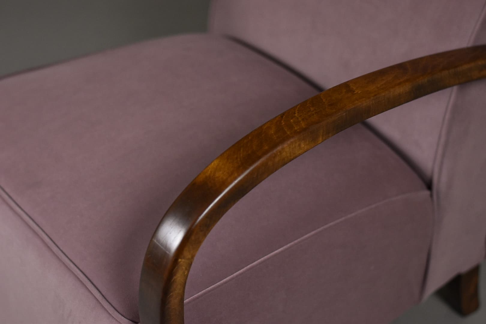 Fotel klubowy Art Déco, velvet fioletowy, drewno brązowy, Polska, lata 30. - 224567