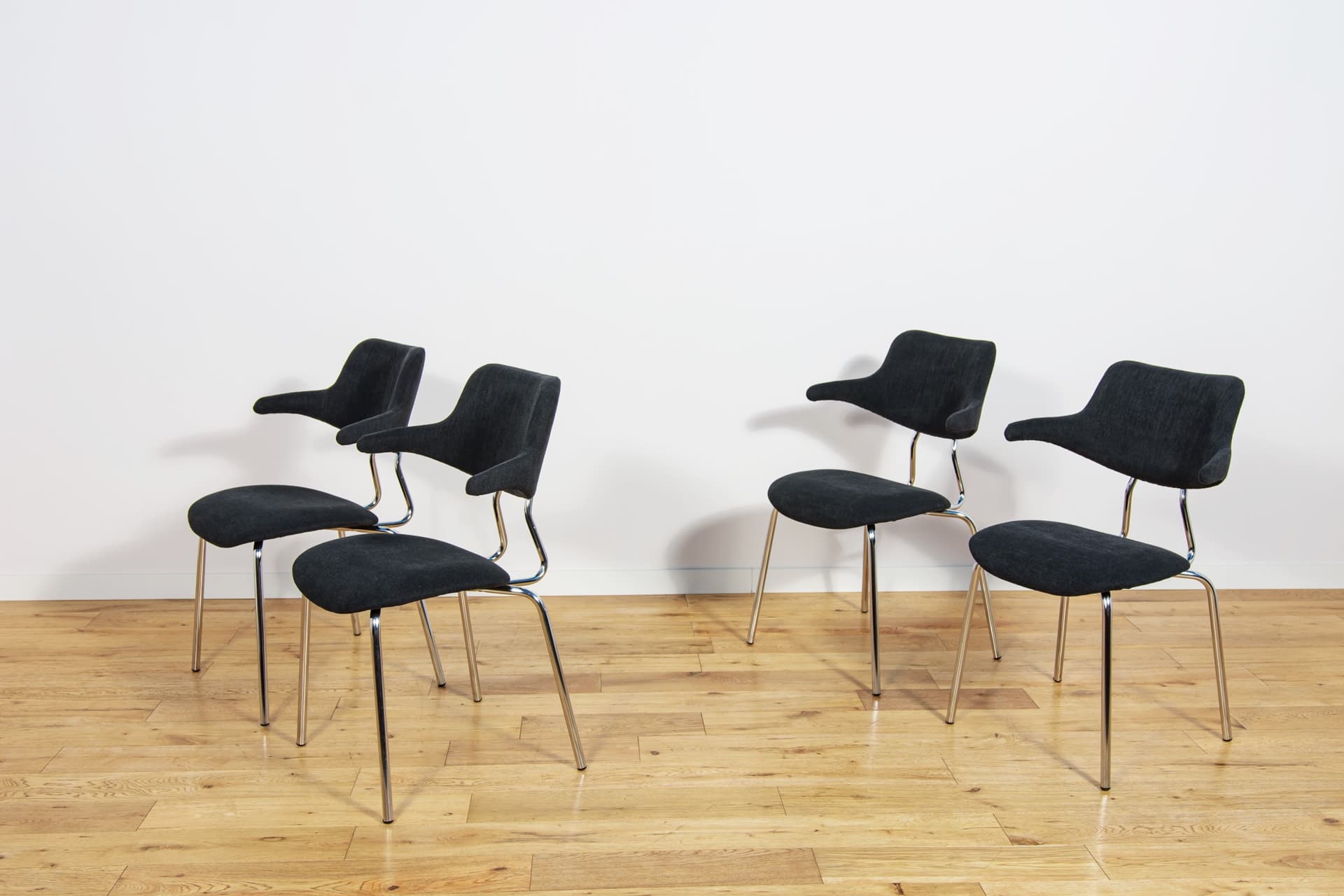Komplet czterech krzeseł VL118, tkanina czarna, chrom, proj. V. Larsen, Vermund Larsen A/S, Dania, lata 60. - 224616