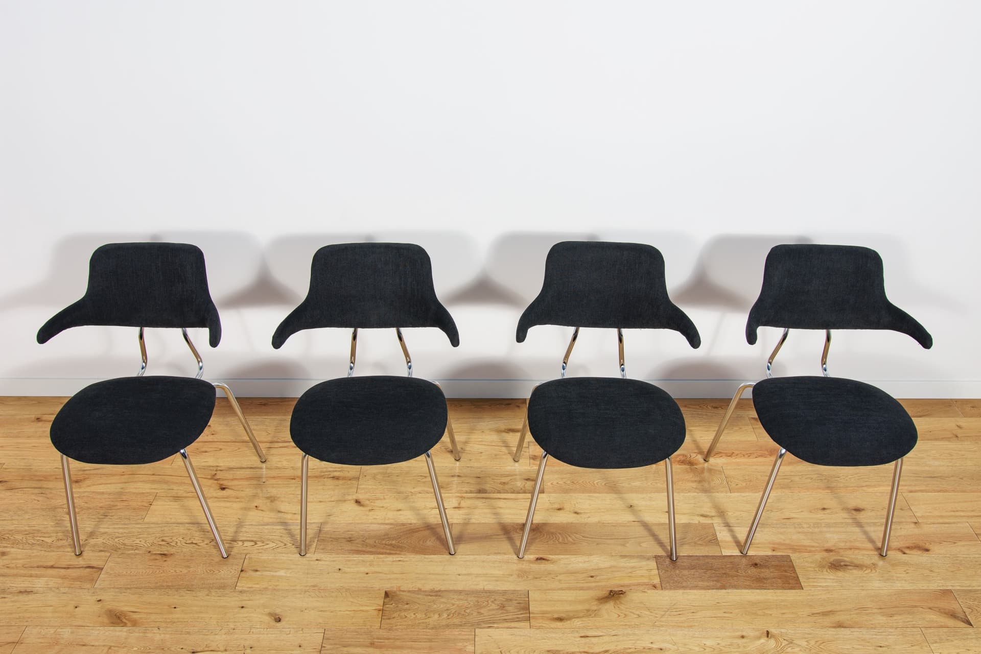 Komplet czterech krzeseł VL118, tkanina czarna, chrom, proj. V. Larsen, Vermund Larsen A/S, Dania, lata 60. - 224614