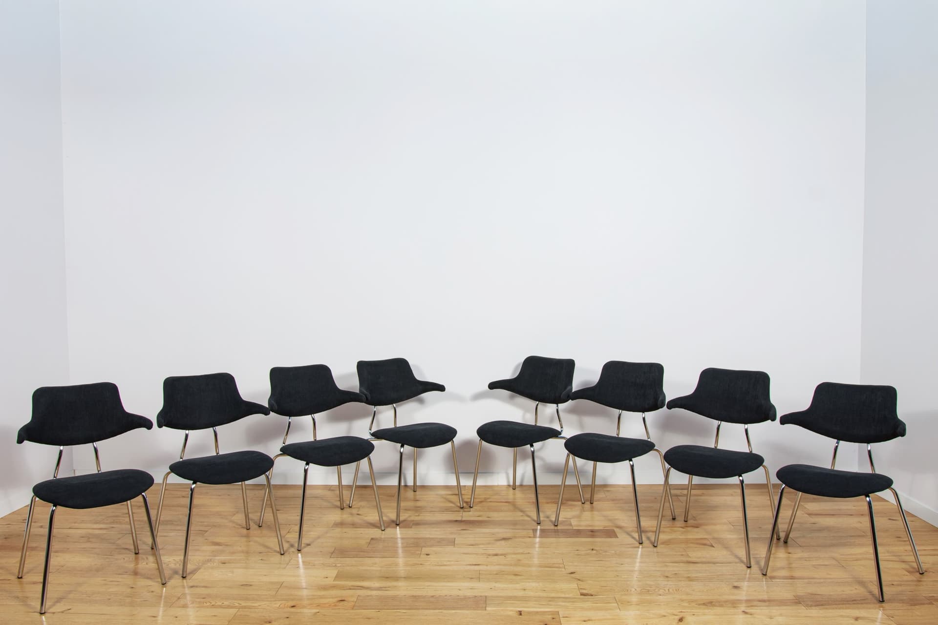 Komplet ośmiu krzeseł VL118, tkanina czarna, chrom, proj. V. Larsen, dla Vermund Larsen A/S, Dania, lata 60. - 224644