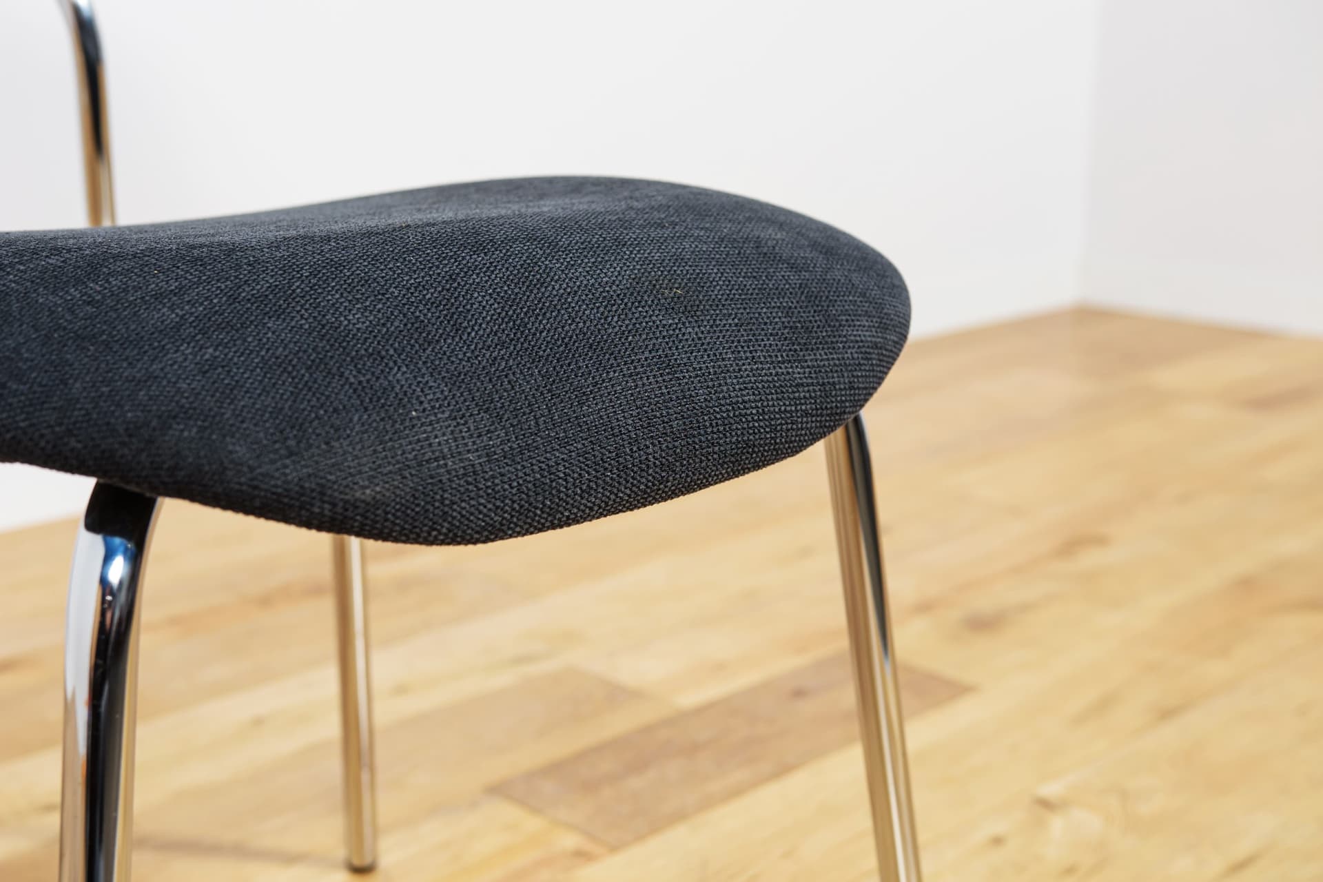 Komplet ośmiu krzeseł VL118, tkanina czarna, chrom, proj. V. Larsen, dla Vermund Larsen A/S, Dania, lata 60. - 224639