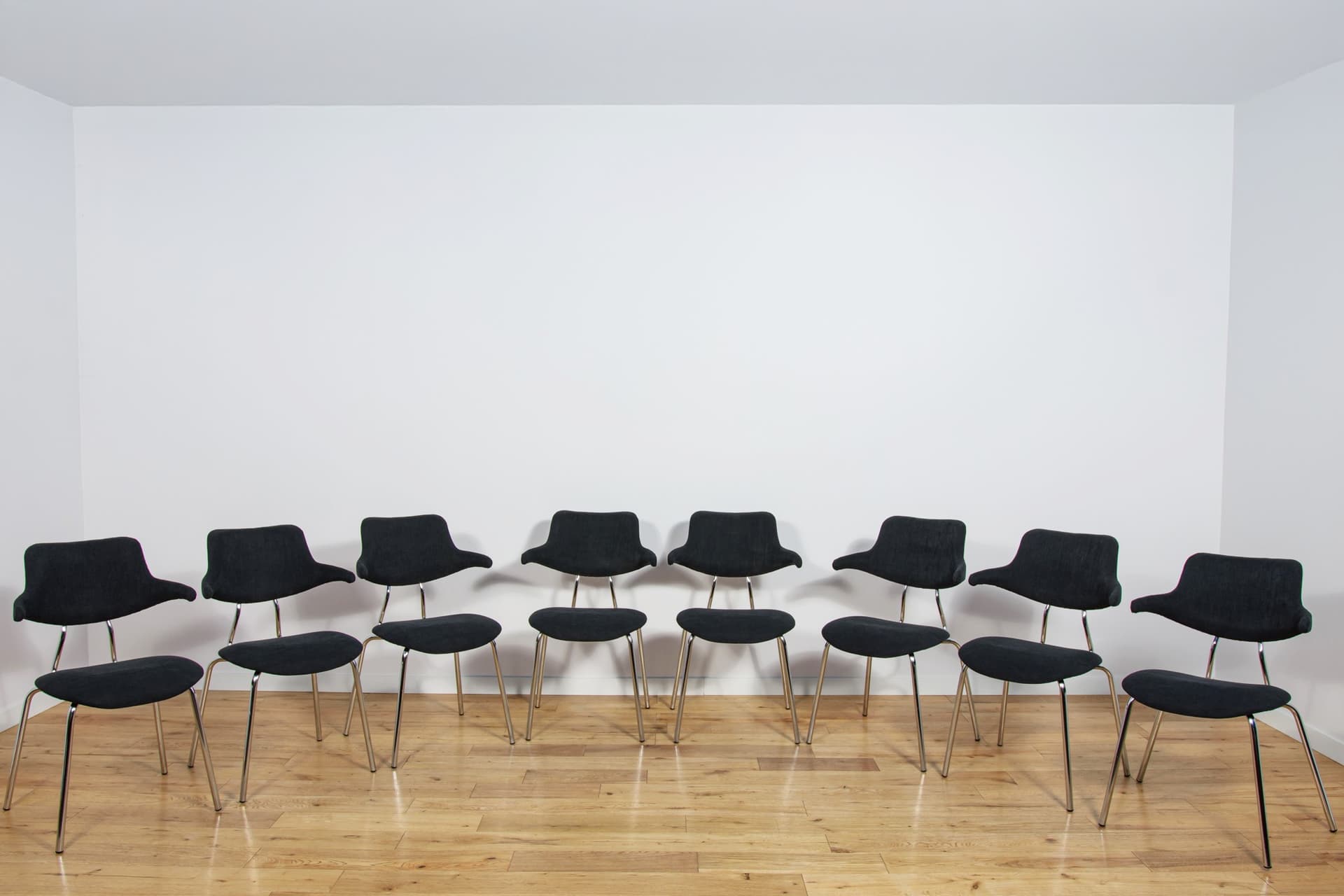 Komplet ośmiu krzeseł VL118, tkanina czarna, chrom, proj. V. Larsen, dla Vermund Larsen A/S, Dania, lata 60. - 224643