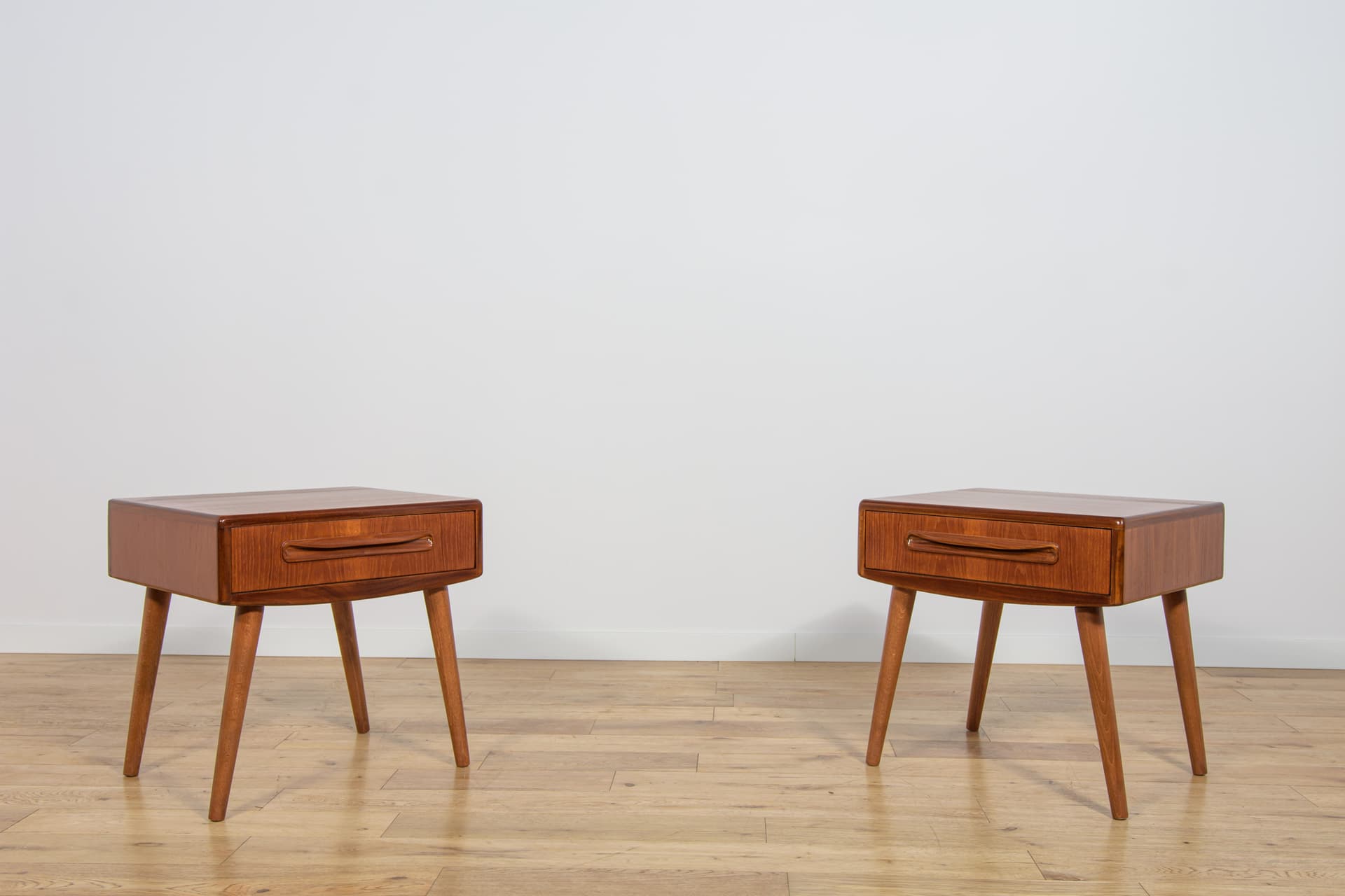 Para szafek nocnych, teak brązowy, proj. V. Wilkins, G-Plan, Wielka Brytania, lata 60. - 224699