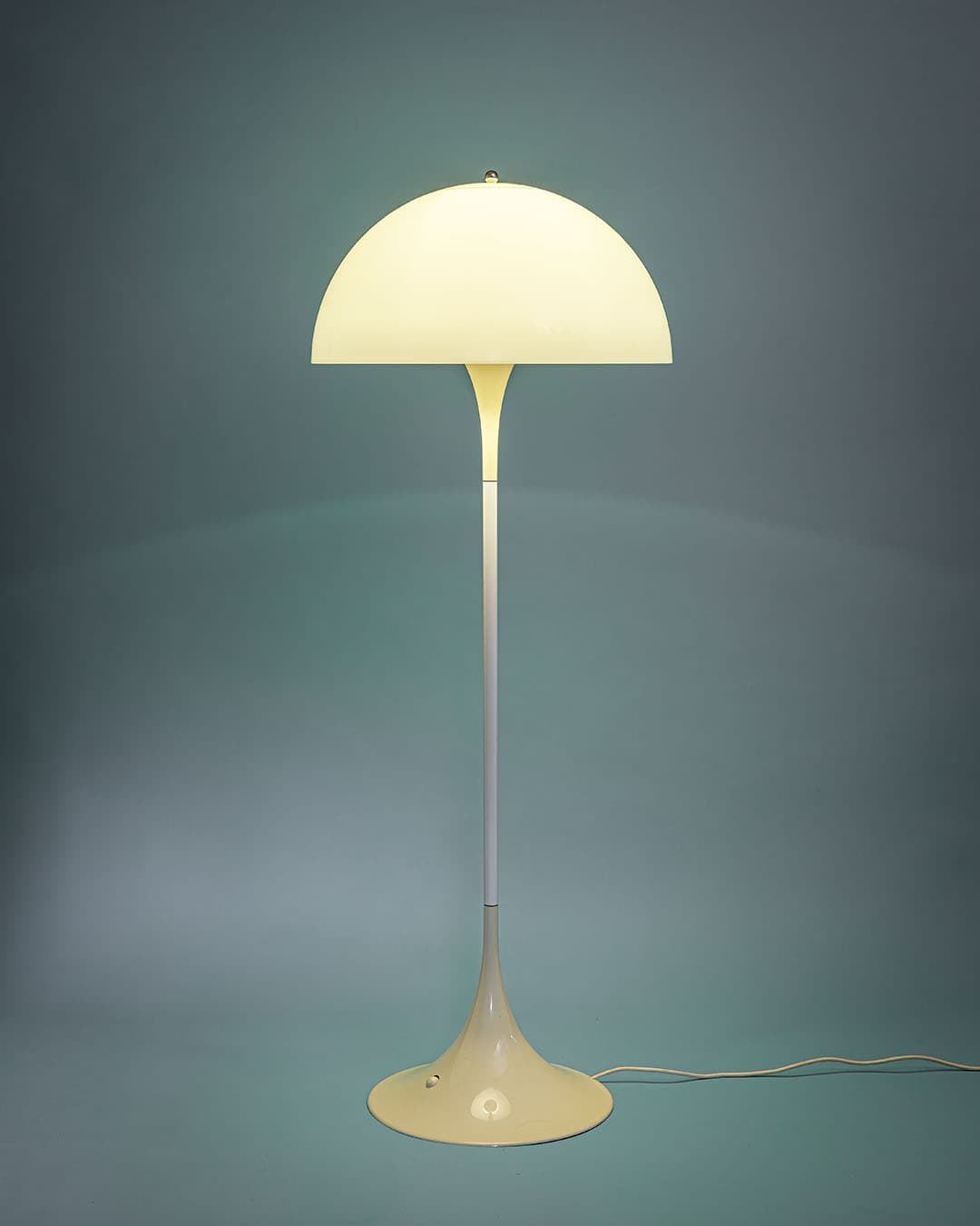 Lampa podłogowa Panthella, biały, metal tworzywo, proj. V. Panton, Louis Poulsen, Dania, lata 70. - 224759