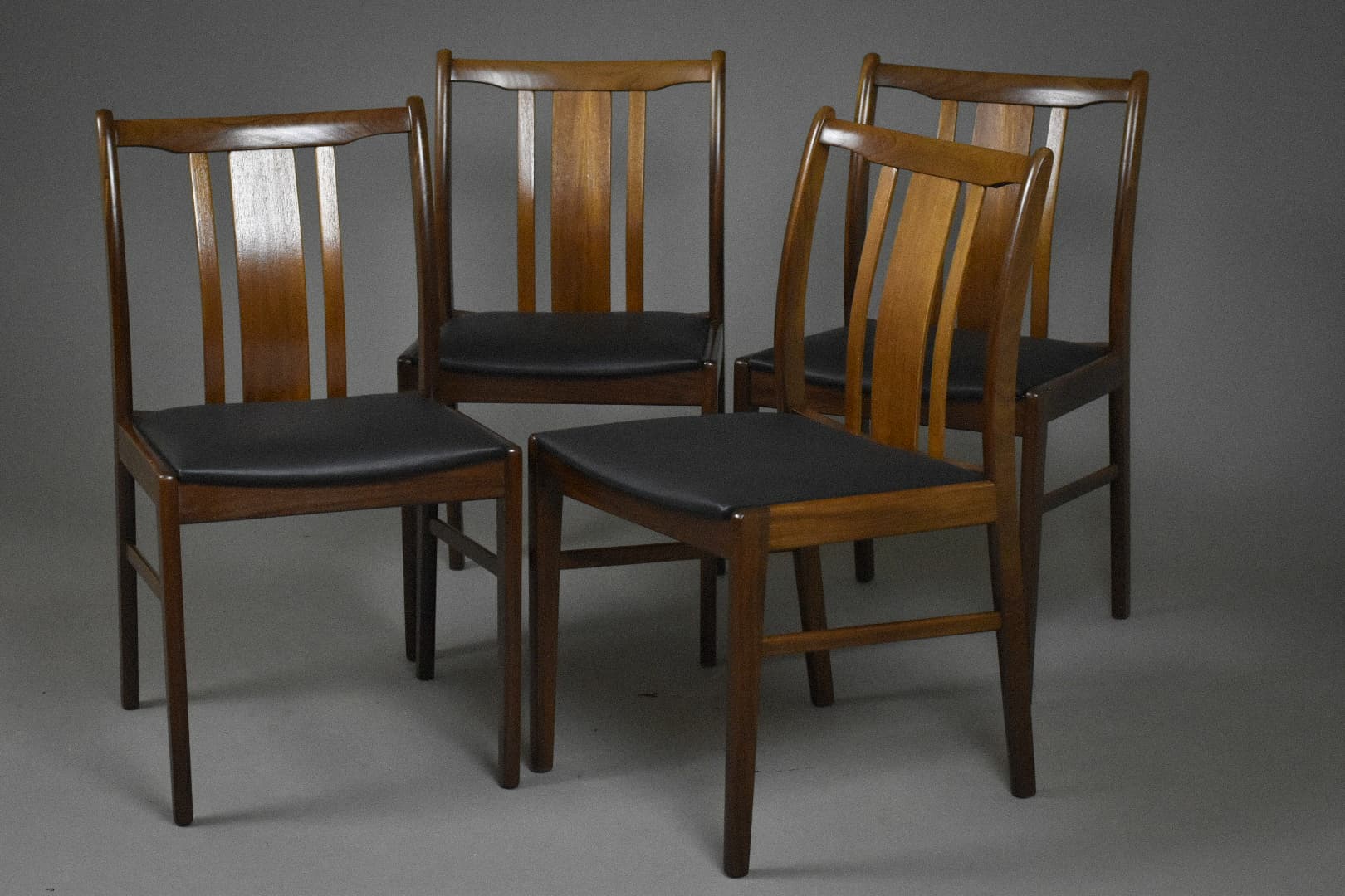 Komplet krzeseł jadalnianych, afromozja brąz, skóra naturalna czarna, Dania, lata 60. - 224791